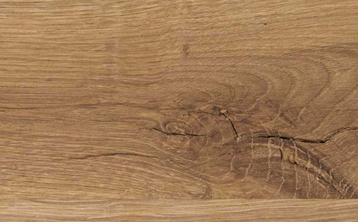 Holz-Kachel in Kern­eiche Umato mit lebendiger Maserung – sichtbare Holzstruktur mit feinen Rissen, Oberfläche in warmem, haselnussbraunem Naturton – zur Holzauswahl bei Möbeln der Hartmann-Möbelserien wie z.B. CAYA, NATURZEIT oder NATURWERKE