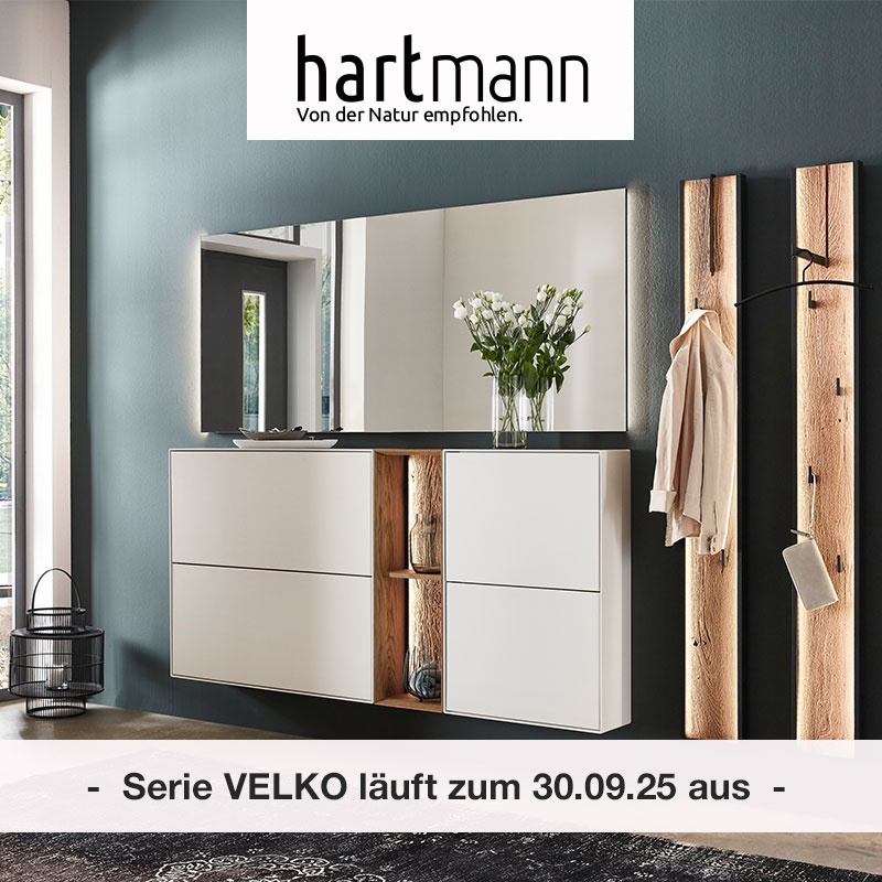 Hartmann VELKO - Flurmöbel aus massiver Birke weiß lackiert kombiniert mit Kerneiche Umato und Metall anthrazit - Möbelprogramm läuft zum 30.09.25 aus! Ambientebild zeigt zwei weiße Schuhkipper großen Wandspiegel und zwei Wandgarderoben.