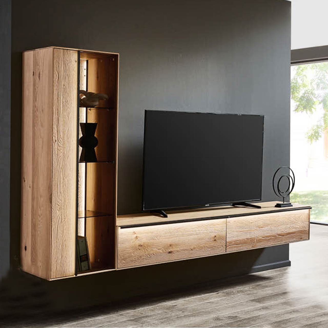 hartmann_ANEA_8530_Wohnwand_V28 Massivholzwohnwand, bestehend aus Hängelowboard und Hängevitrine