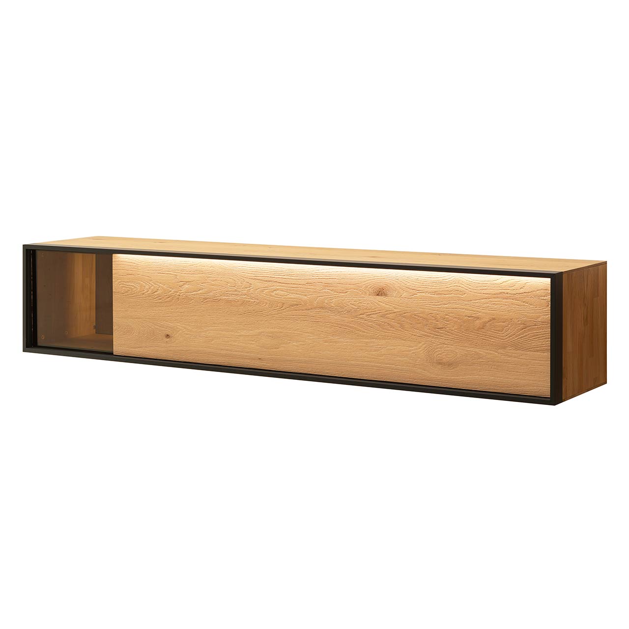 Modernes Hängelowboard aus sandgestrahlter Kerneiche Natur mit beleuchtetem Glasausschnitt links, eingefasst in einen anthrazitfarbenen Metallrahmen.