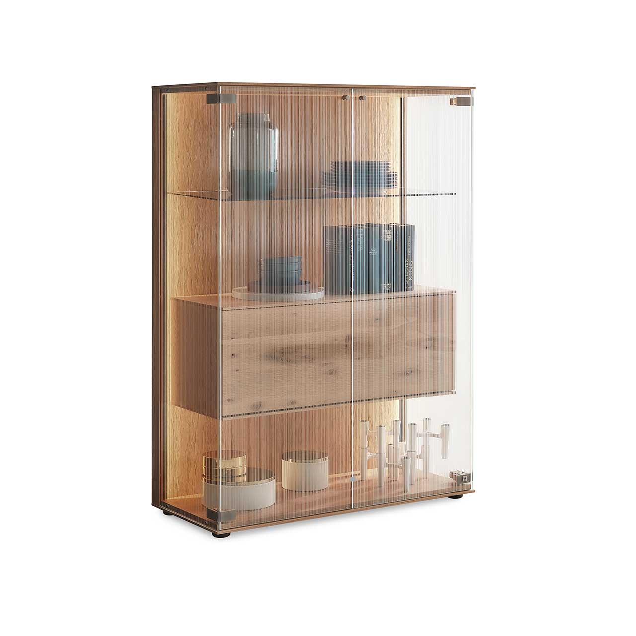 Modernes Highboard aus Kerneiche Natur mit zwei satinierten Glastüren, dreiseitiger Glasfront und innenliegendem Holzkorpus mit Holzklappe.