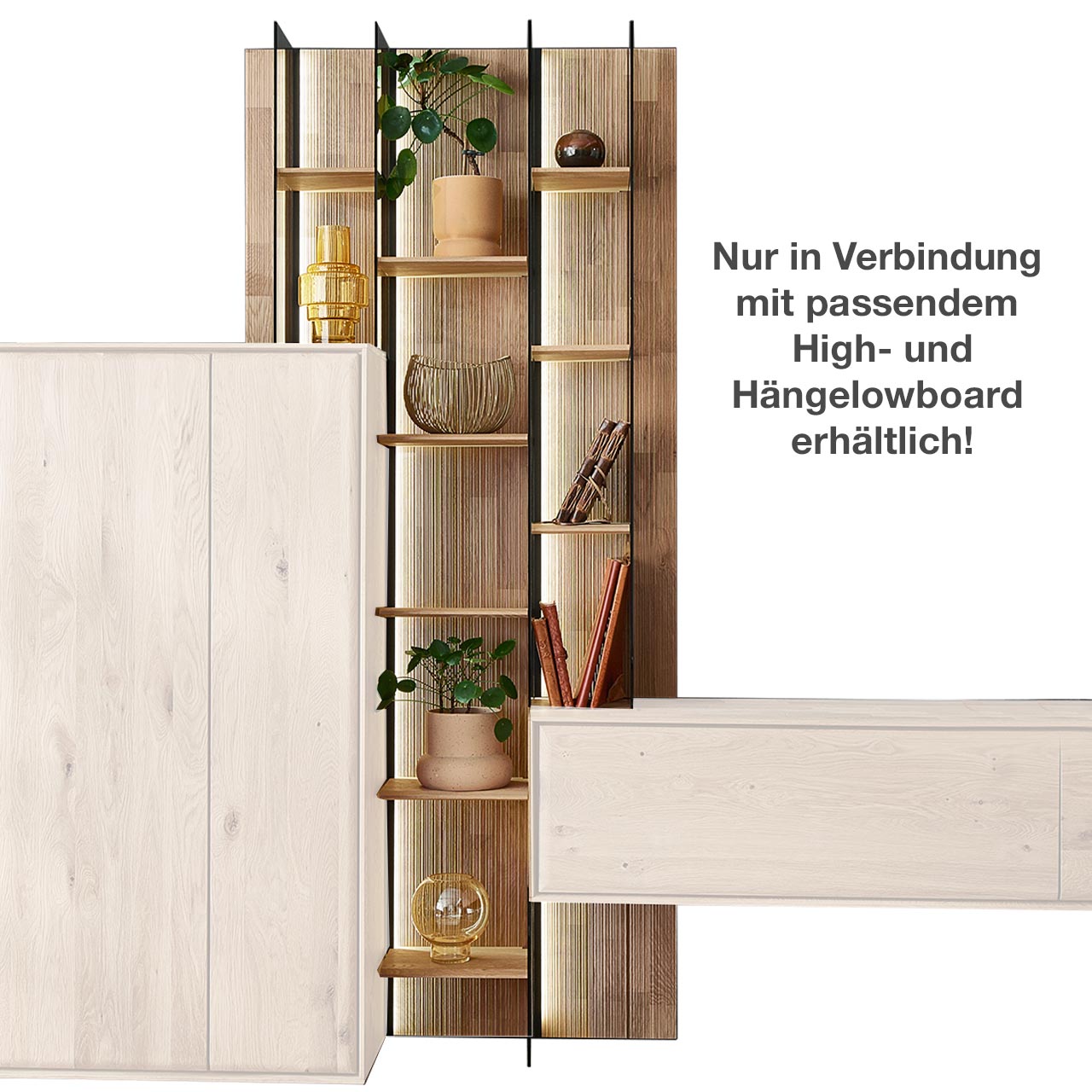 Hohes modernes Wandregal aus massivem Holz mit geschroppter Rückwand, neun Holzböden und vier beleuchteten Glasseiten aus Parsolbronze - als mittigstehendes Anbauelement für ein passendes VALA Highboard und Hängelowboard.