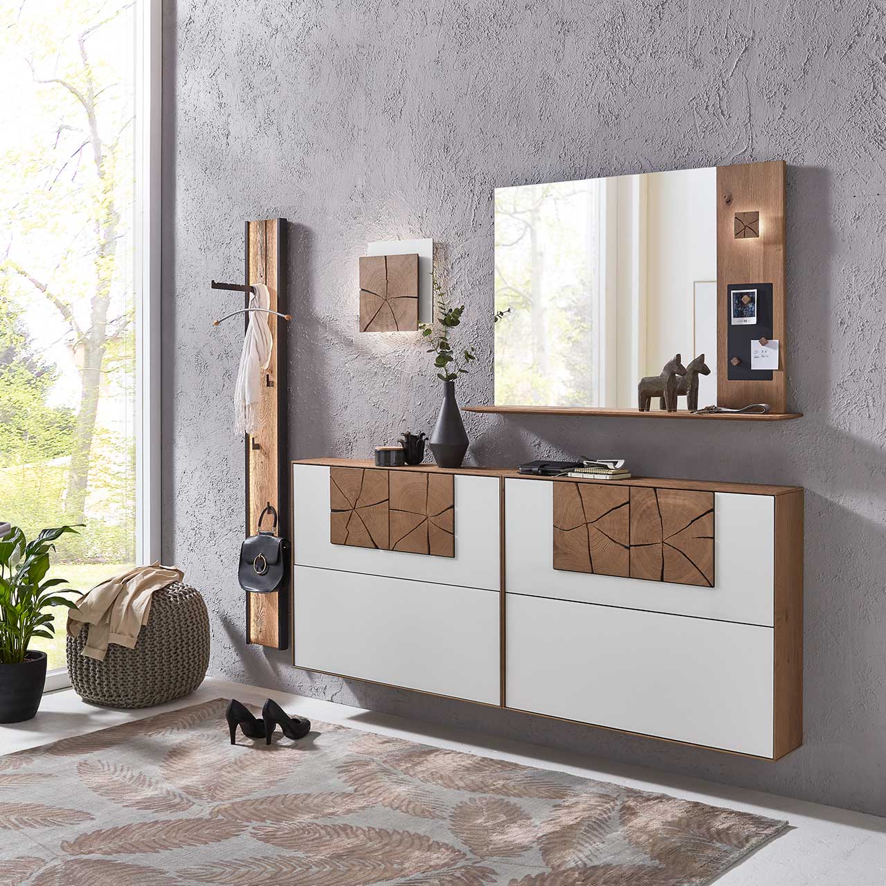 Fünfteilige Garderobe aus massiver Kerneiche mit Spiegelpaneel und Holzablage, zwei Schuhkippern mit weißen Mattglasfronten und Hirnholzkacheln, einem Garderobenpaneel mit Stange und Haken aus Riffholz und Metall Anthrazit und einer Hirnholz-Wandleuchte.