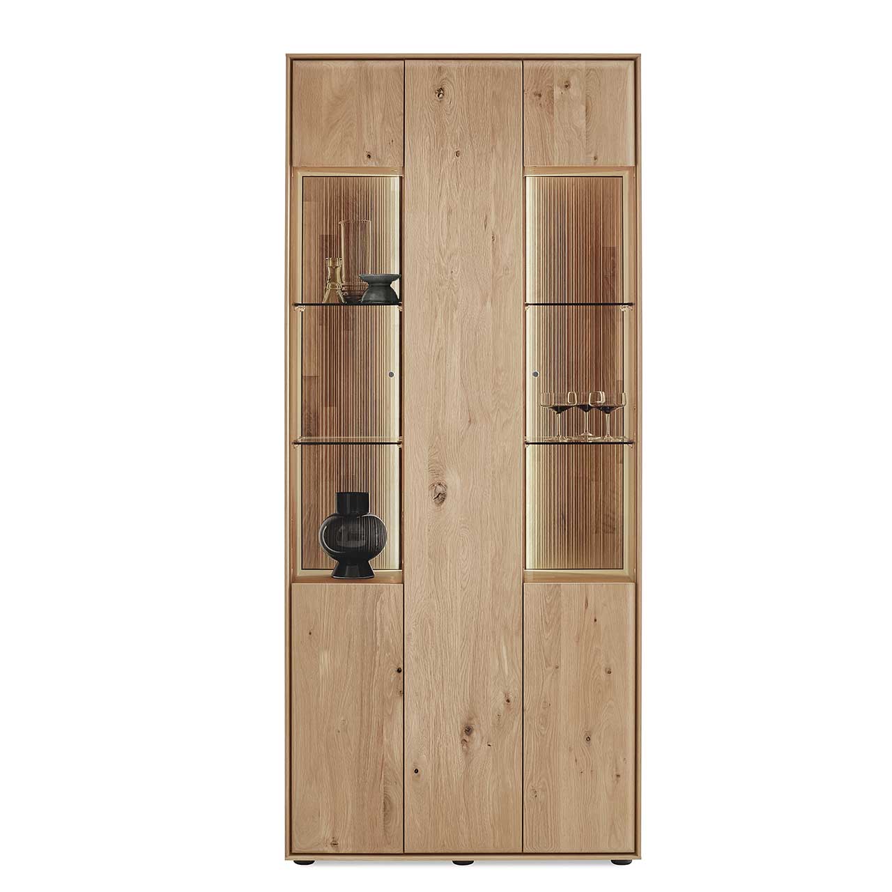 Moderne 3-türige Standvitrine aus massivem Eichenholz mit 2 Glastüren rechts und links und einer Holztür mittig - in Frontansicht.