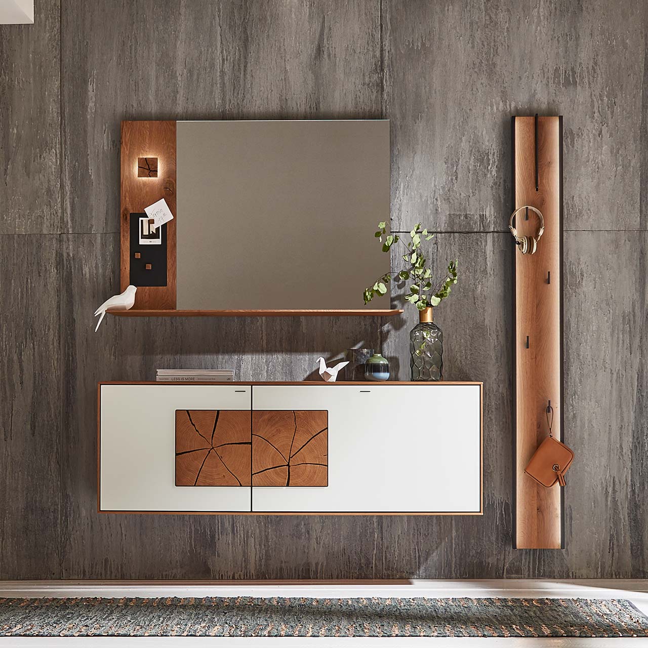 Hartmann CAYA Garderoben - Kombination 7140 Nr. 102 - dreiteilig Moderne Garderobenkombination aus massivem Holz mit beleuchtetem Spiegelpaneel, Hängeschrank mit Mattglas weiß Front und Hirnholzscheiben und einem Garderobenpaneel mit Ablage und Haken – vor grauer Wand.