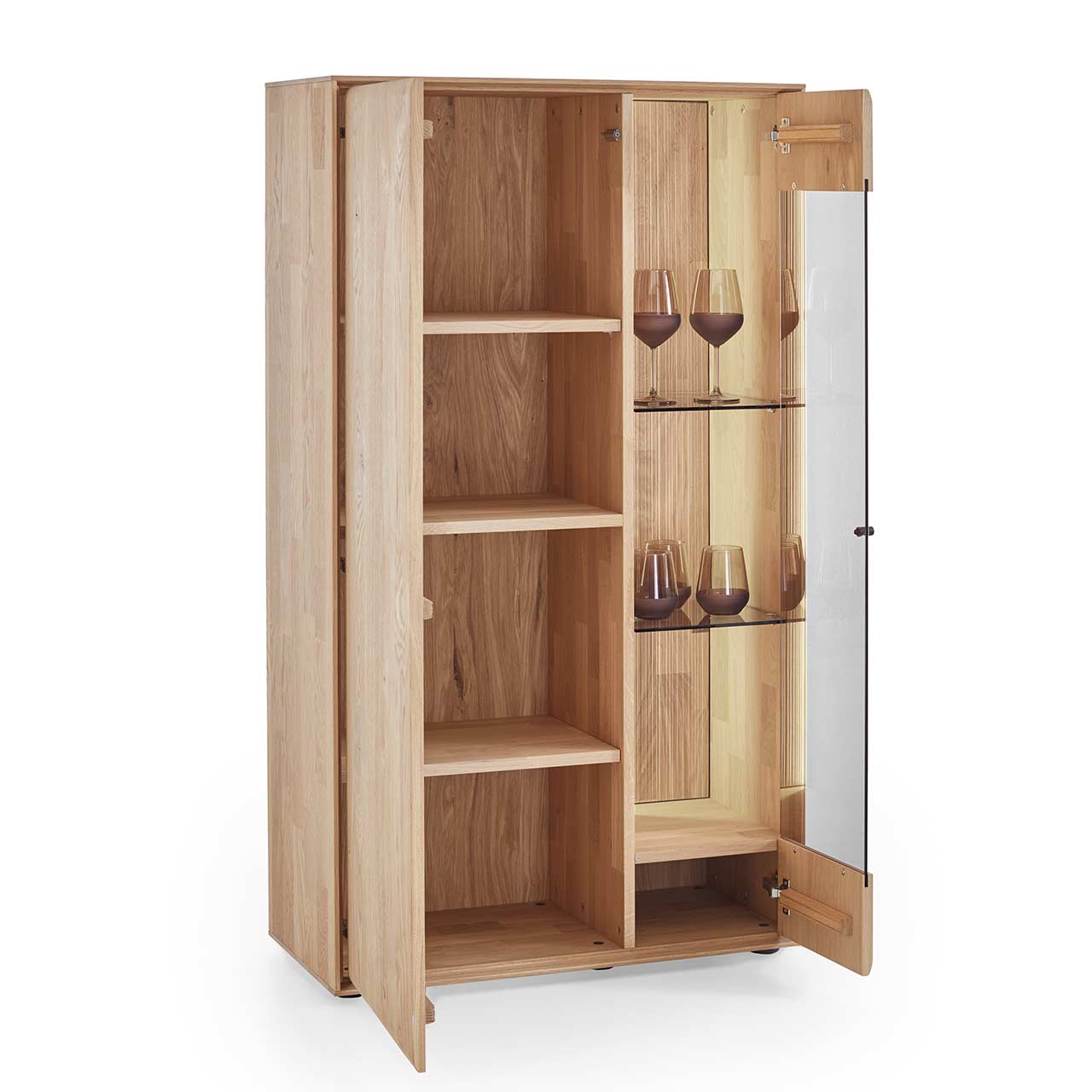 Modernes 2-türiges Highboard aus massiver Kerneiche Natur mit einer Glas/Holztür links und einer Holztür rechts. Alle Türen sind geöffnet und zeigen innen drei Holzeinlegeböden und zwei Glaseinlegeböden.