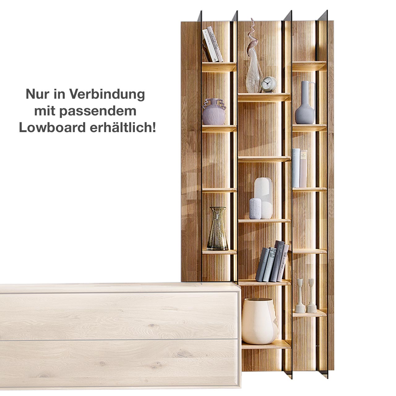 Hohes modernes Wandregal aus massivem Holz mit geschroppter Rückwand, zwölf Holzböden und vier beleuchteten Glasseiten aus Parsolbronze - als rechtsstechendes Anbauelement für ein passendes VALA Lowboard.