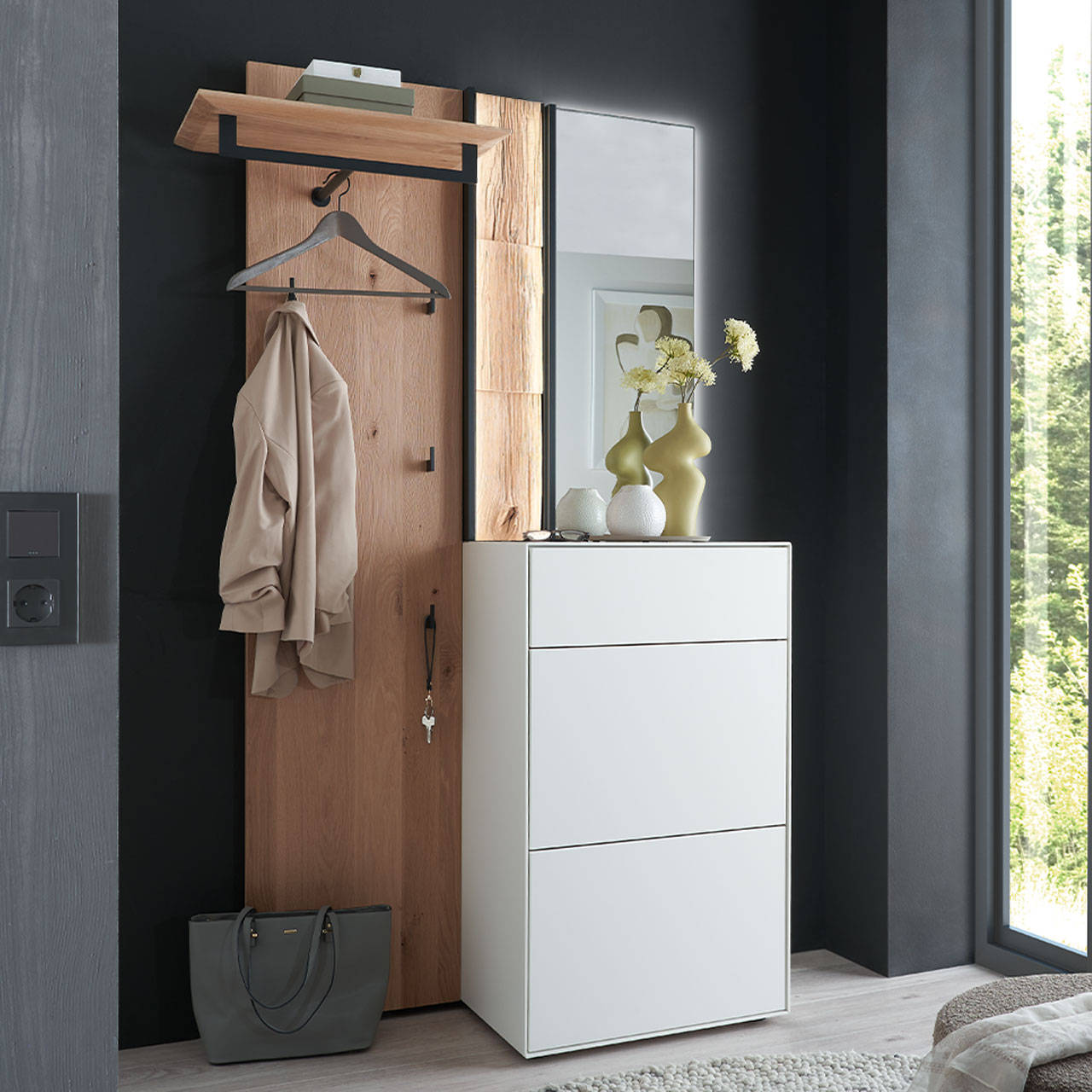 Moderne dreiteilige Garderobe aus Kernbirke und Kerneiche Natur: Wandpaneel aus Holz mit Kleiderstange, Haken und Spaltholz-Akzent, ein Stauraumschrank mit Schubkasten und Klappen in Lack weiß und ein rechteckiger Spiegel.