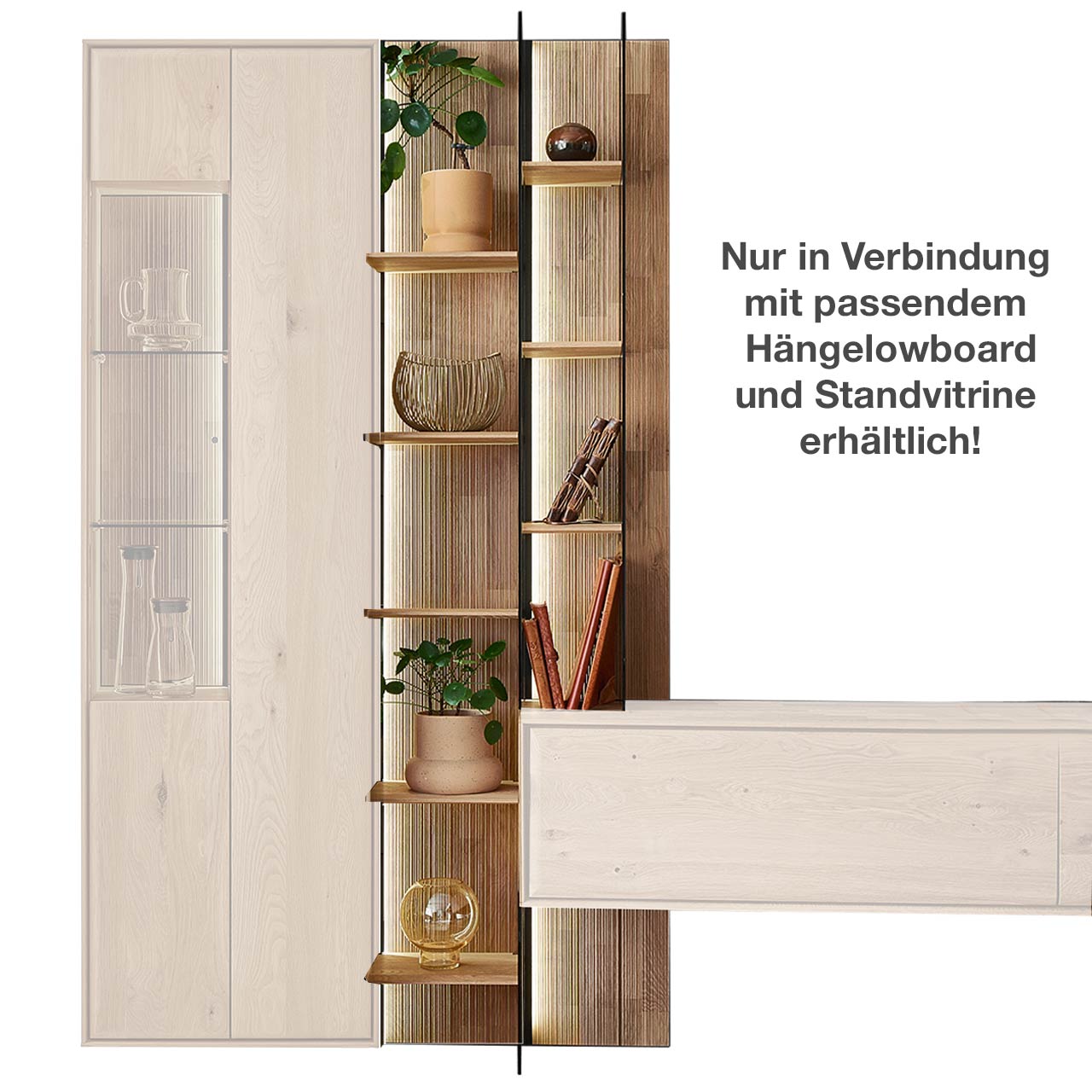 Hohes modernes Wandregal aus massivem Holz mit geschroppter Rückwand, acht Holzböden und zwei beleuchteten Glasseiten aus Parsolbronze - als mittigstehendes Anbauelement für ein passendes VALA Hängelowboard und eine Standvitrine.