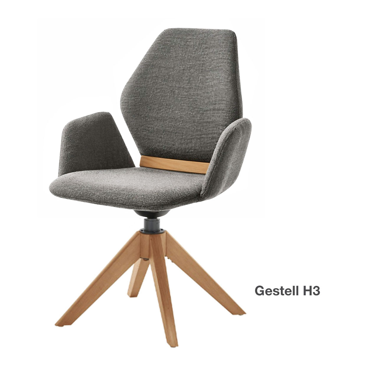 Moderner Esszimmerstuhl mit gepolsteter Sitzfläche sowie Rücken- und Armlehnen in grauem Stoff, mit Holzapplikation im Lendenbereich und Vier-Fuß-Stativgestell aus massivem Holz.