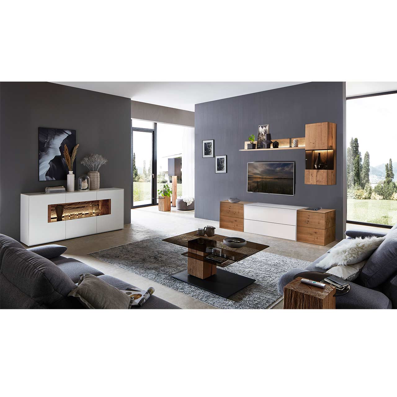Modernes Wohnzimmer mit Möbeln aus weißem Lack und Massivholzelementen