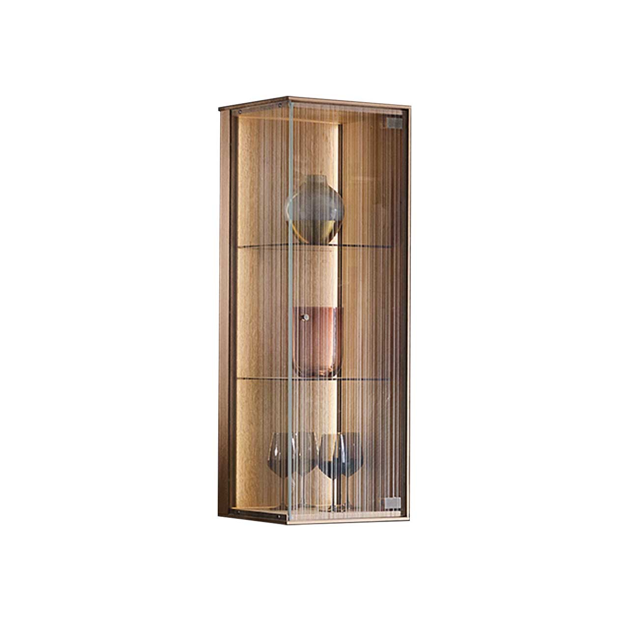 Edle, beleuchtete Hängevitrine aus Kerneiche Natur mit Tür aus satiniertem Glas.