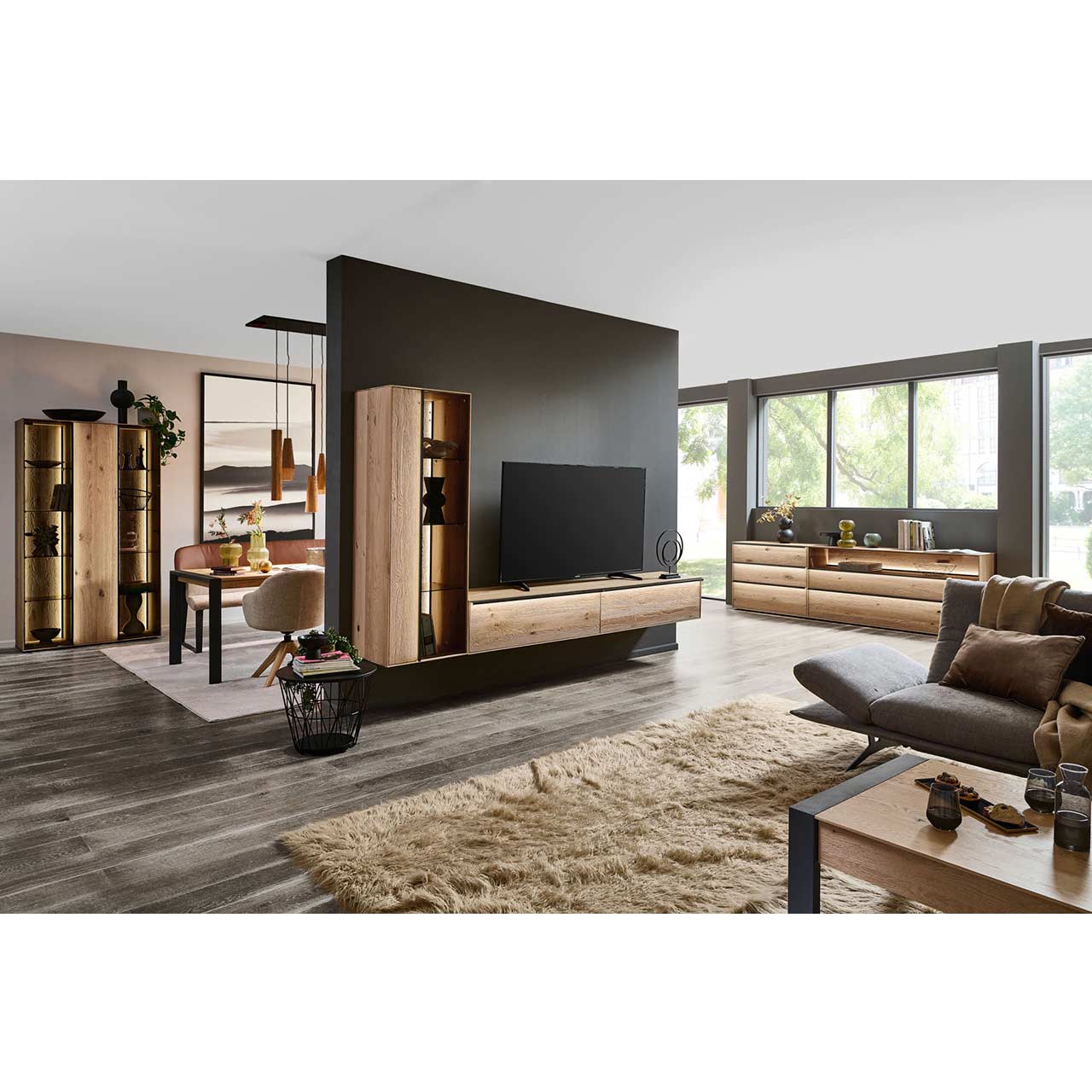 Wohnzimmer mit vielen Möbeln aus einer Massivholz-Serie