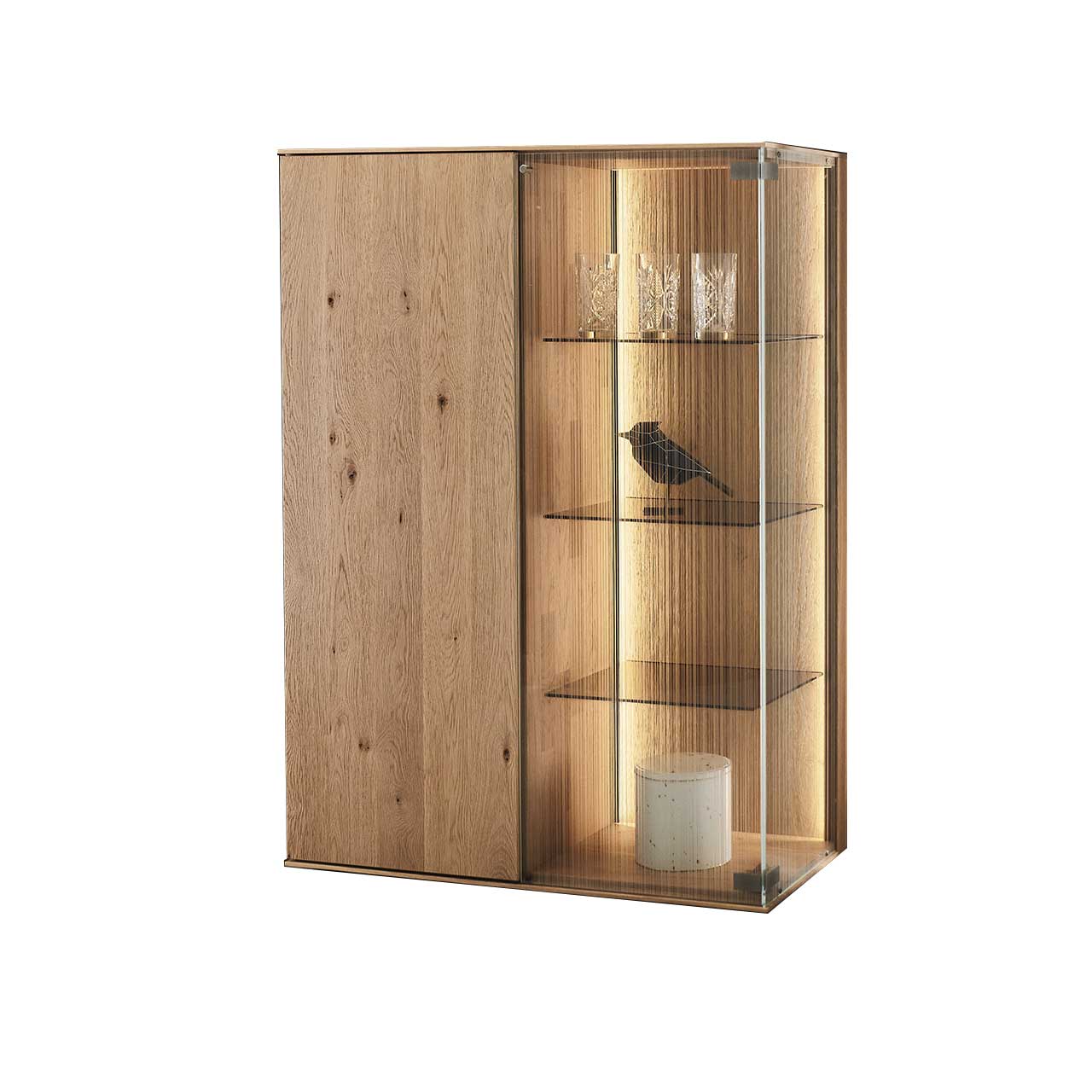 Modernes Highboard aus Kerneiche Natur mit einer Holztür und einer satinierten Glastür, drei beleuchteten Glasböden und Dekoration aus Vasen und Gläsern