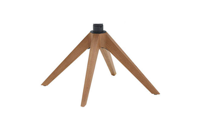 Vier-Fuß Holzgestell in Stativform - Vier nach oben zulaufende Holzfüße. 