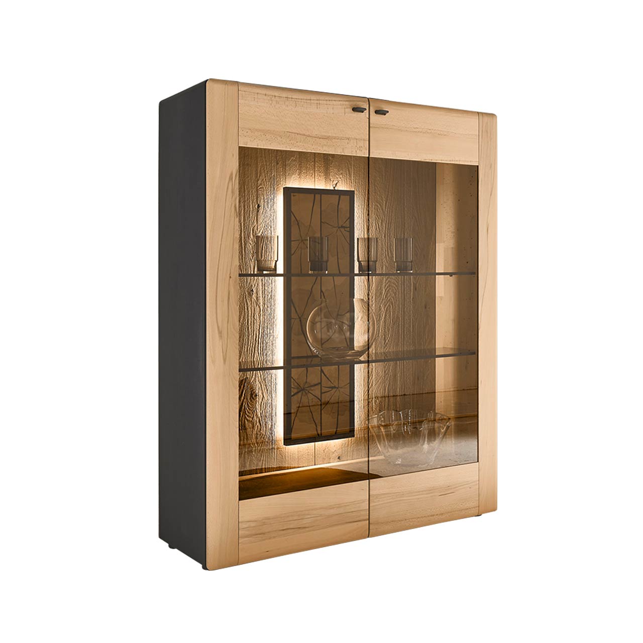 Beleuchtetes Highboard aus massiver Kernbuche mit großer Glasfront aus bronzefarbenem Parsolglas. Dahinter sichtbare Rückwand mit dekorativen Hirnholzscheiben. 
