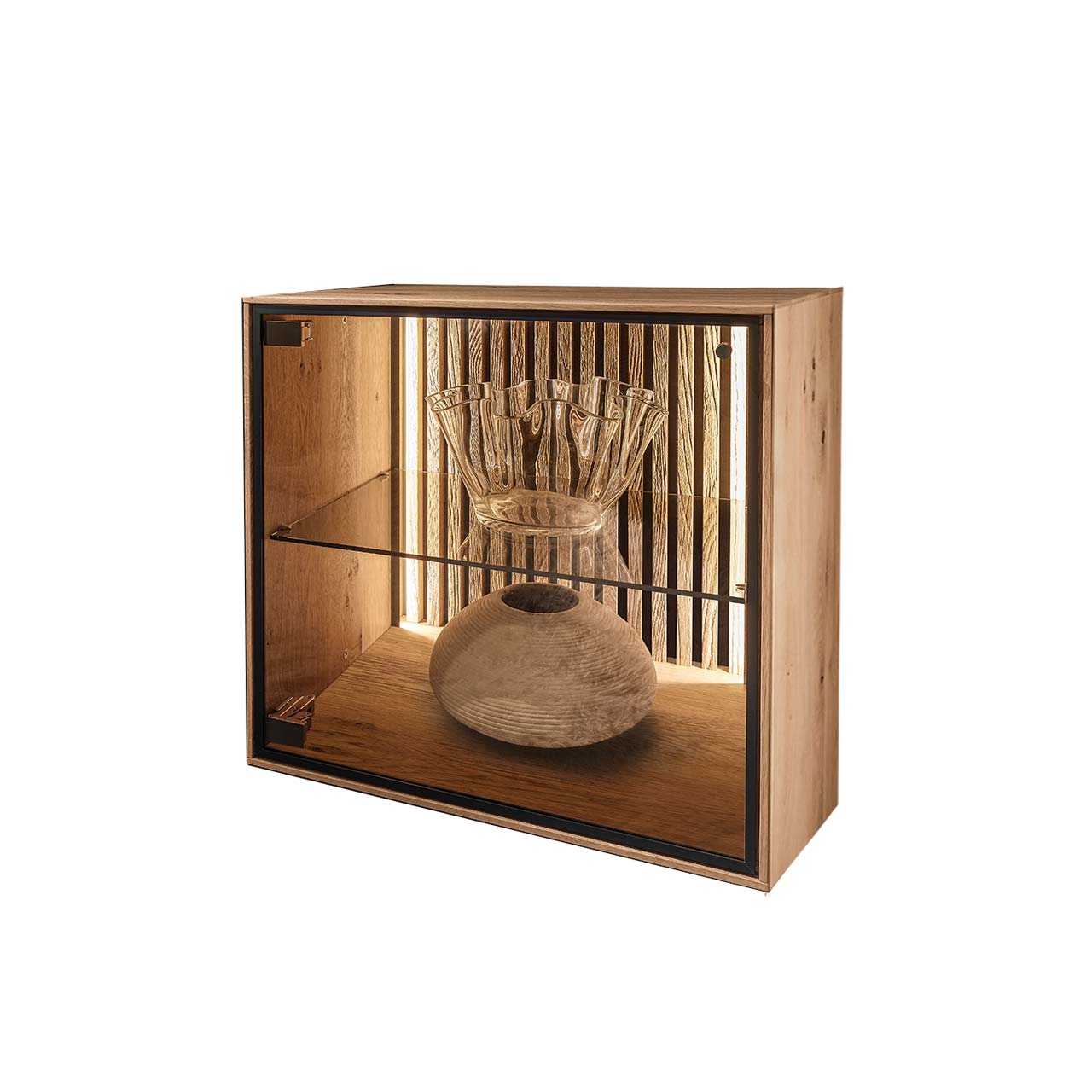 Hartmann SELINO - Lowboard 8560-3061 li. - Türanschlag links Quadratische Lowboard-Vitrine aus hellem Holz mit beleuchteter Lamellenrückwand und Glaseinlegeboden.