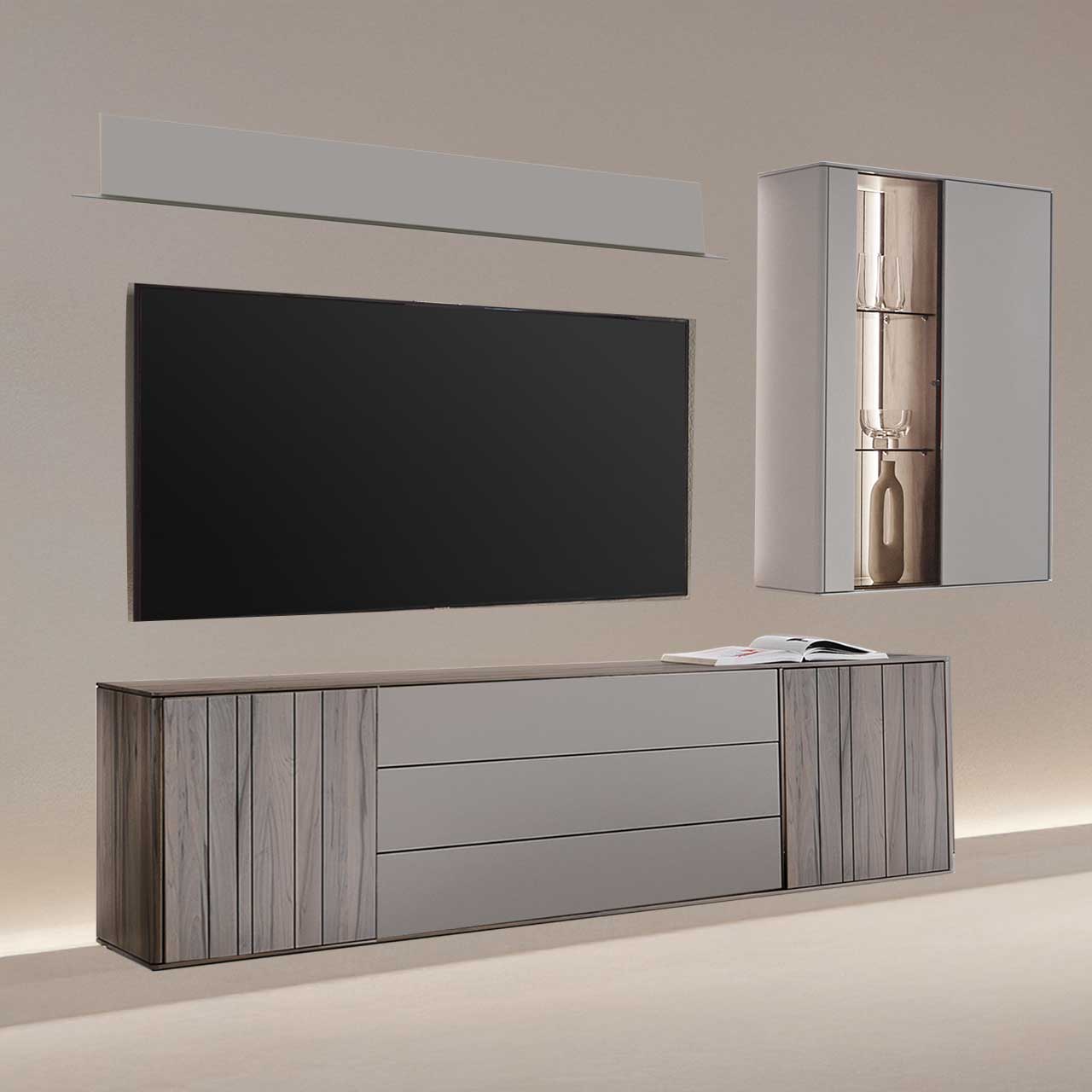 Moderne, dreiteilige Massivholzwohnwand bestehend aus einem Lowboard in dunkelbraunem Holz und Lack sand, einer beleuchteten Hängevitrine und einem Wandregal in sandfarbenem Lack.