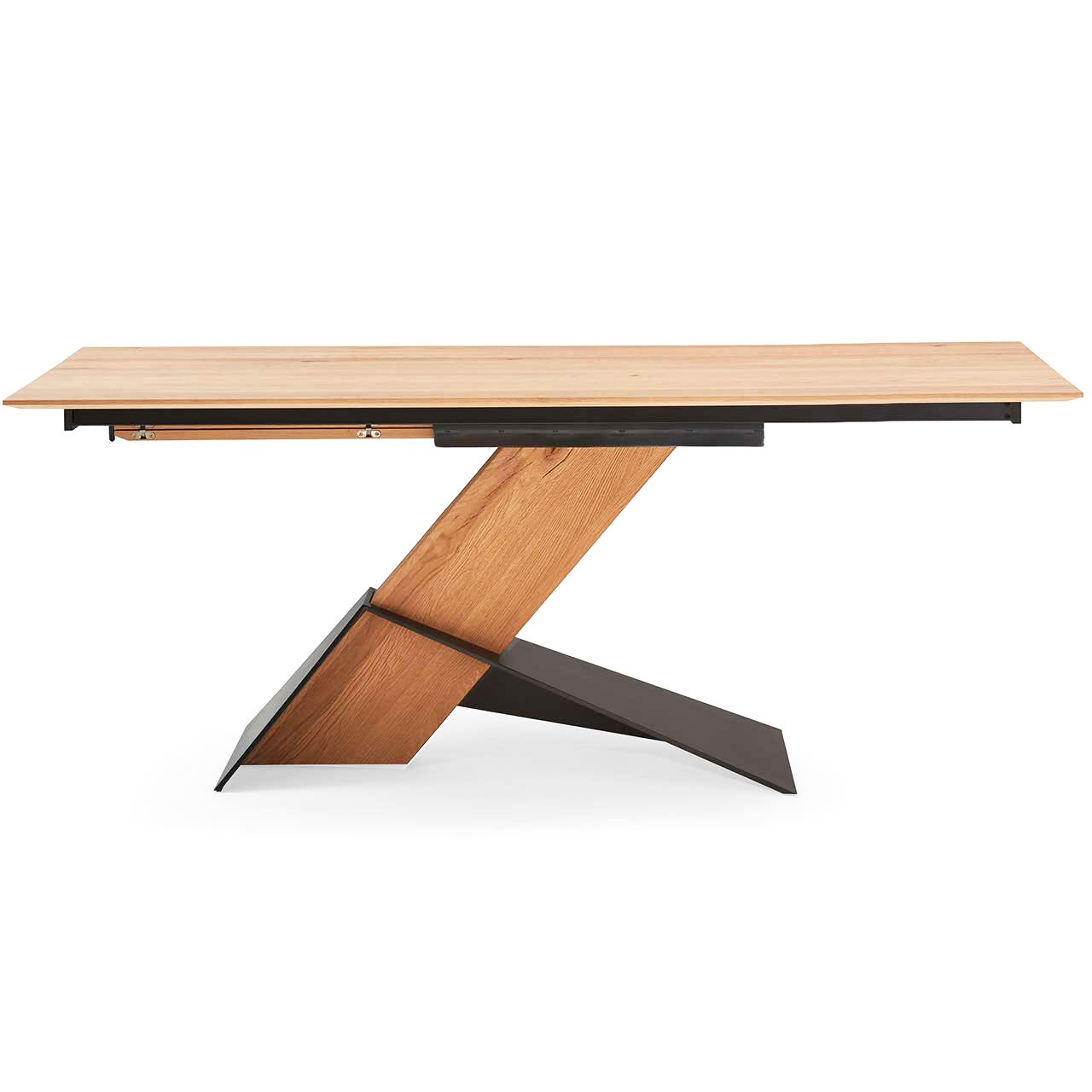 Moderner Esstisch aus massiver Kerneiche Natur mit rechteckiger, ausziehbarer Tischplatte. Der schräge Trägerbalken ist unten von anthrazitfarbenen Baustahlstreben eingefasst.