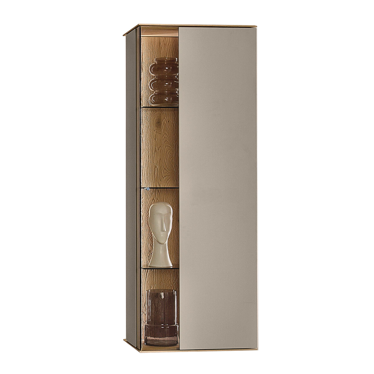 Moderne Vitrine aus massiver Kerneiche Natur mit Lackfronten in Sand. Mit einer Glas-Lacktür und beleuchteter Riffholzrückwand links.