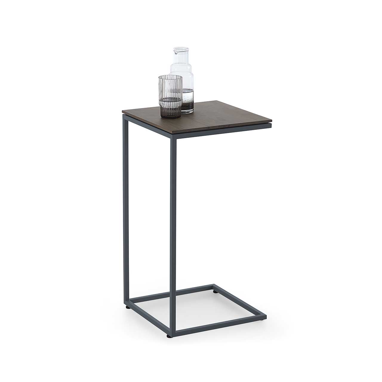 Kleiner Beistelltisch mit quadratischer Tischplatte aus massiver, dunkelbrauner Altholzbuche Uyaa und filigranem Metallgestell anthrazit.