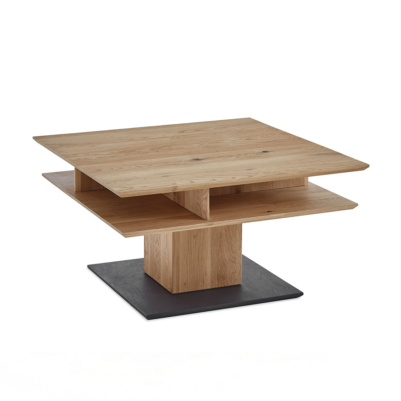 Moderner Couchtisch mit quadratischer, höhenverstellbarer Tischplatte aus hellem Eichenholz und zusätzlicher Holzablageplatte - auf massiver, quadratischer Holzsäule und dunkler Bodenplatte.