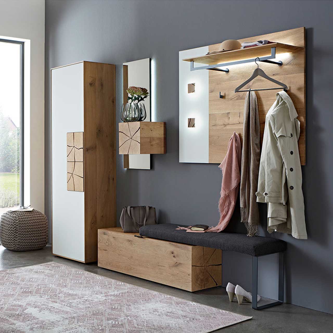 Moderne, fünfteilige Garderobe aus massiver Kerneiche mit Garderobenpaneel, Stange und Haken, einem Spiegel mit Stauraumfach, einem Stauraumschrank mit weißen Mattglasfronten und Hirnholzkacheln und einer gepolsterten Sitzbank mit Fach.