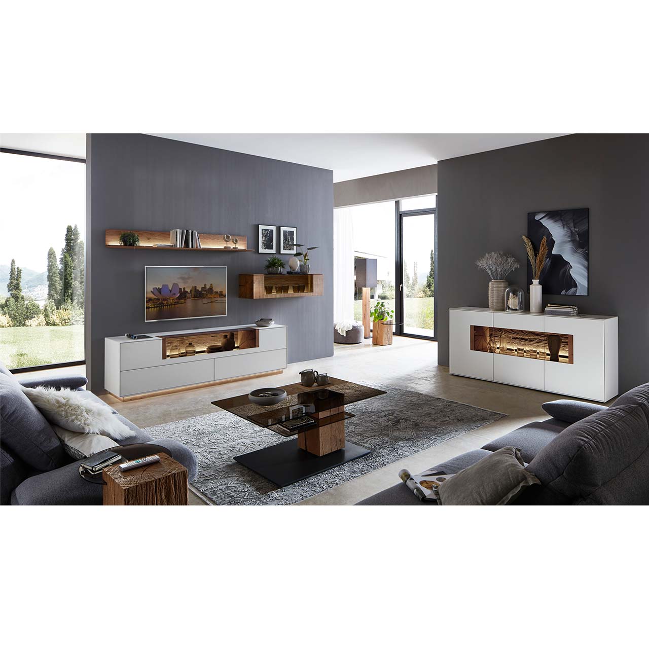 Modernes Wohnzimmer mit Möbeln aus weißem Lack und Massivholzelementen