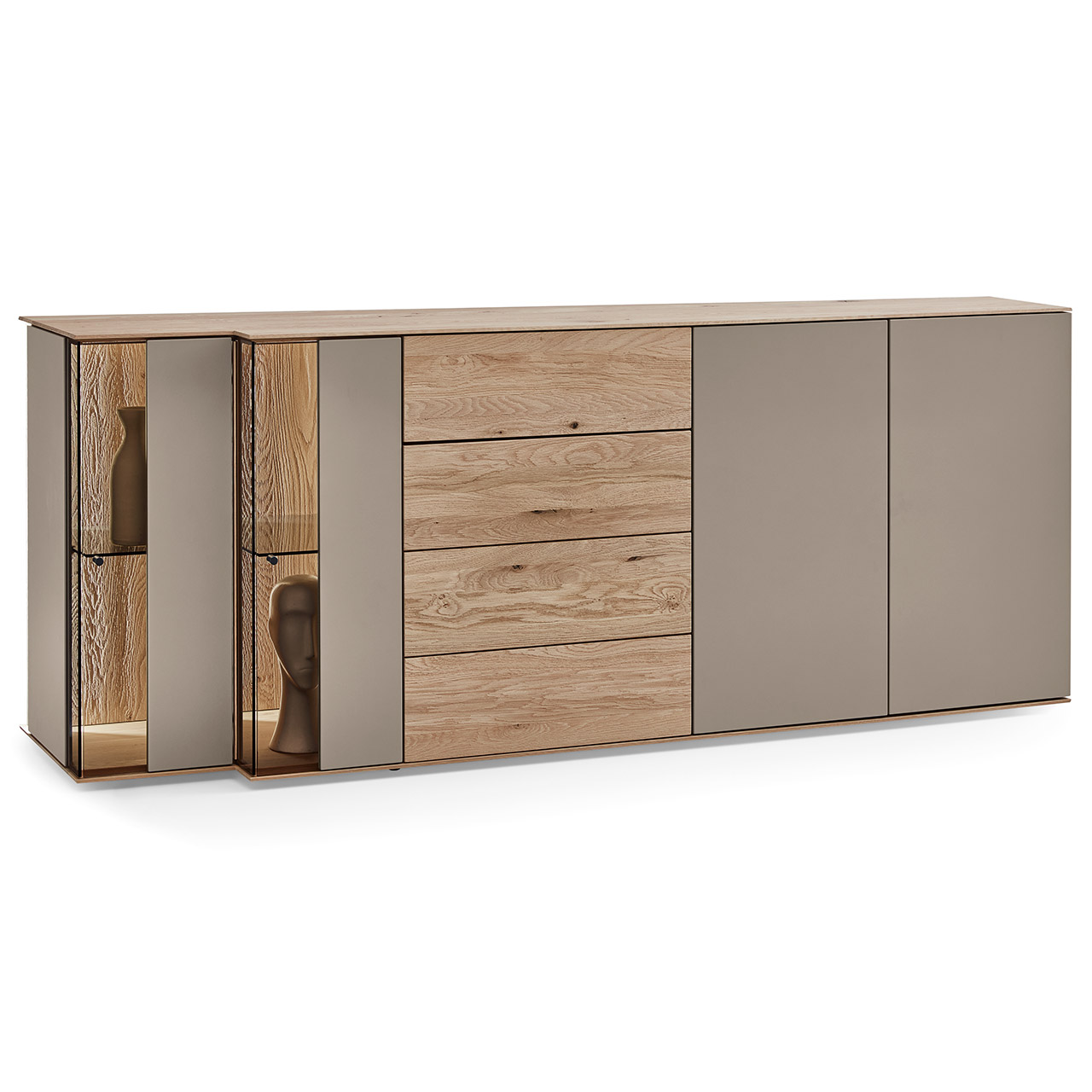 Moderne Kommode aus Kerneiche Massivholz mit Lackfronten in Sand und edlem Riffholz. Mit zwei Lacktüren rechts, einem Schubkasten und Tür in Riffholz mittig und zwei Glas-Lacktüren in asymmetrischem Design und beleuchteter Riffholzrückwand links. 