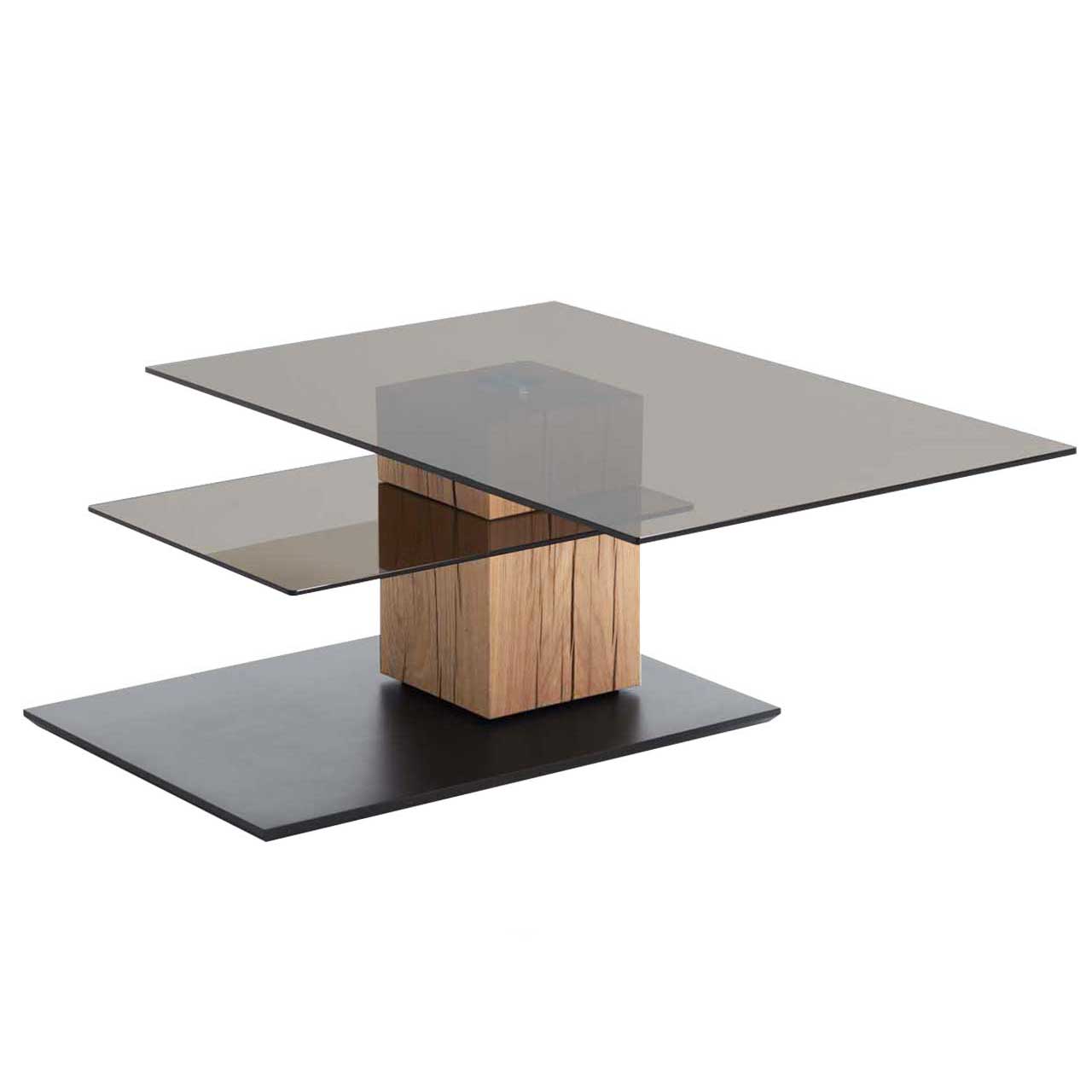 Moderner Couchtisch mit rechteckiger, nach Vorne gedrehter Glasplatte und zusätzlicher fester Glasablage darunter. Massive Holzsäule aus Riffholz auf dunkler Bodenplatte.