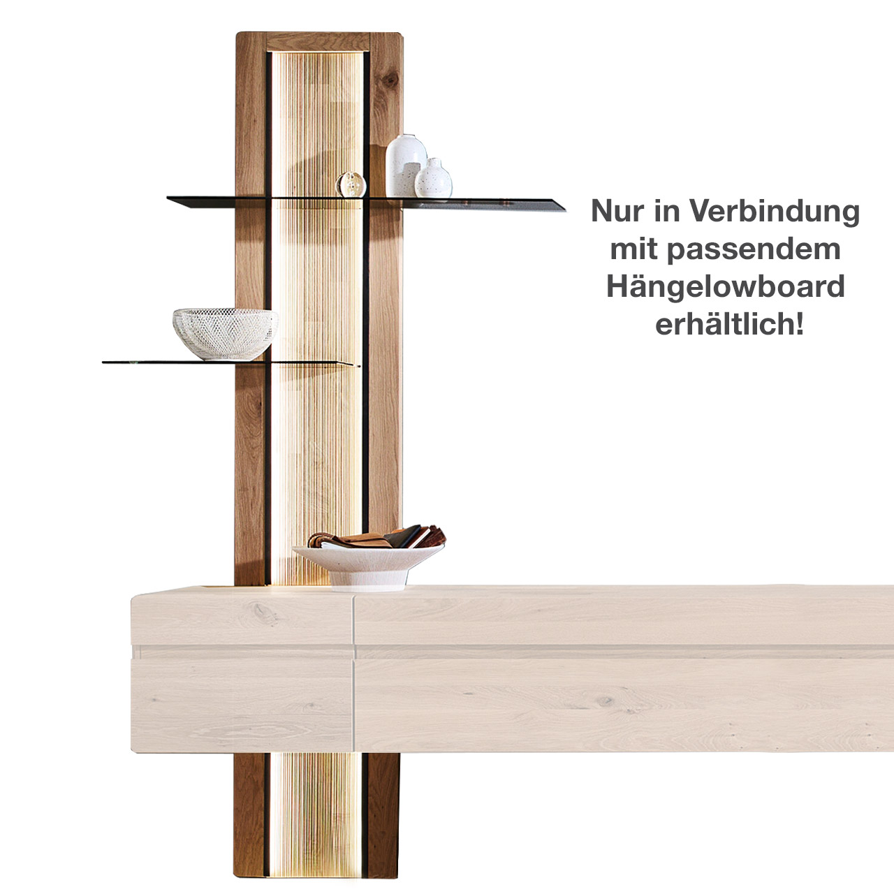 Hohes Wandpaneel aus massiver Kerneiche Natur mit edler geschroppter Rückwand und zwei Glasböden. Als Aufsatz und nur in Verbindung mit einem VIDA Hängelowboard erhältlich.