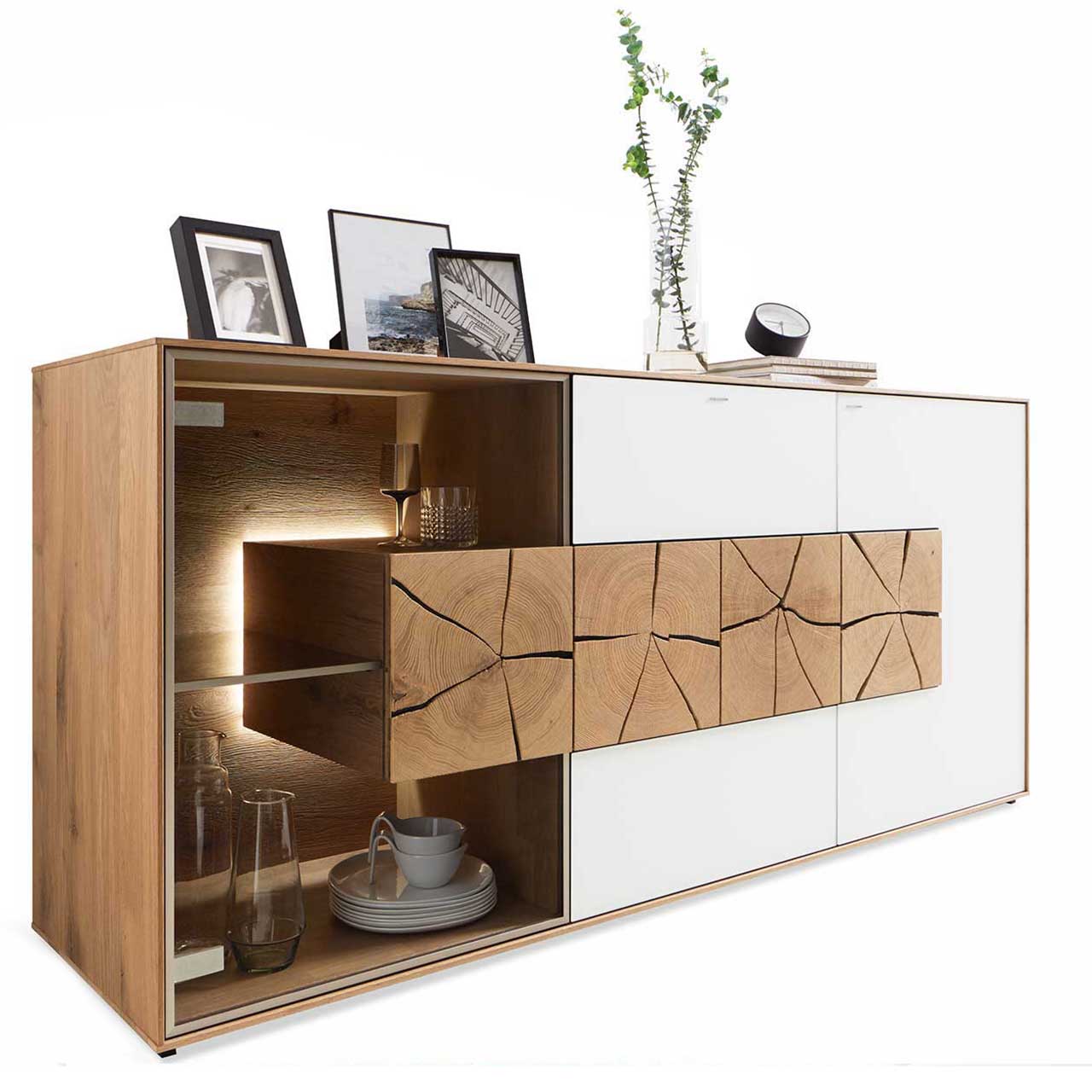 Hartmann CAYA - Sideboard mit Glastür 7170-4196W Edles Lowboard aus massiver Kerneiche Umato mit weißfarbenen Mattglasfronten, rechts mit drei rechteckigen Hirnholzscheiben, links mit Glastür, beleuchtetem Glasboden und Hirnholzblock.