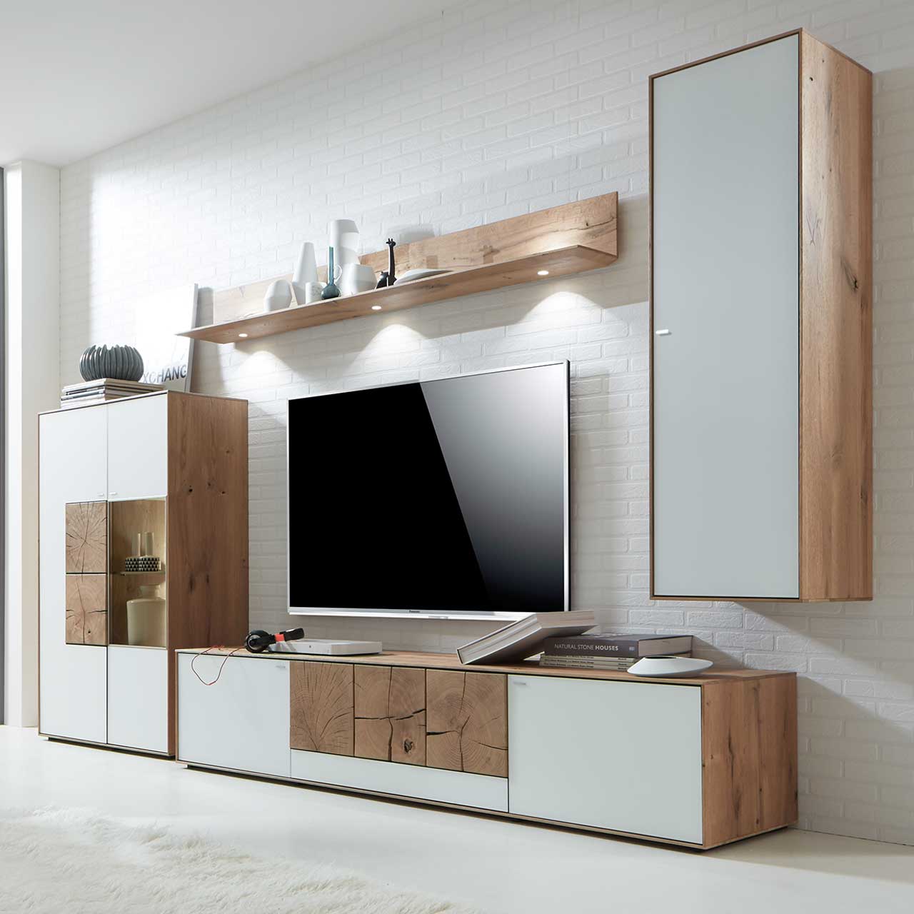 Hartmann CAYA - Wohnkombination 7170 Nr. 34W Moderne vierteilige Massivholz Wohnwand aus Kerneiche Umato mit Mattglas weiß Fronten: Langes Lowboard mit Hirnholz, Wandregal aus Holz, schlichter Hängeschrank, Highboard mit beleuchtetem Glasausschnitt und Hirnholz