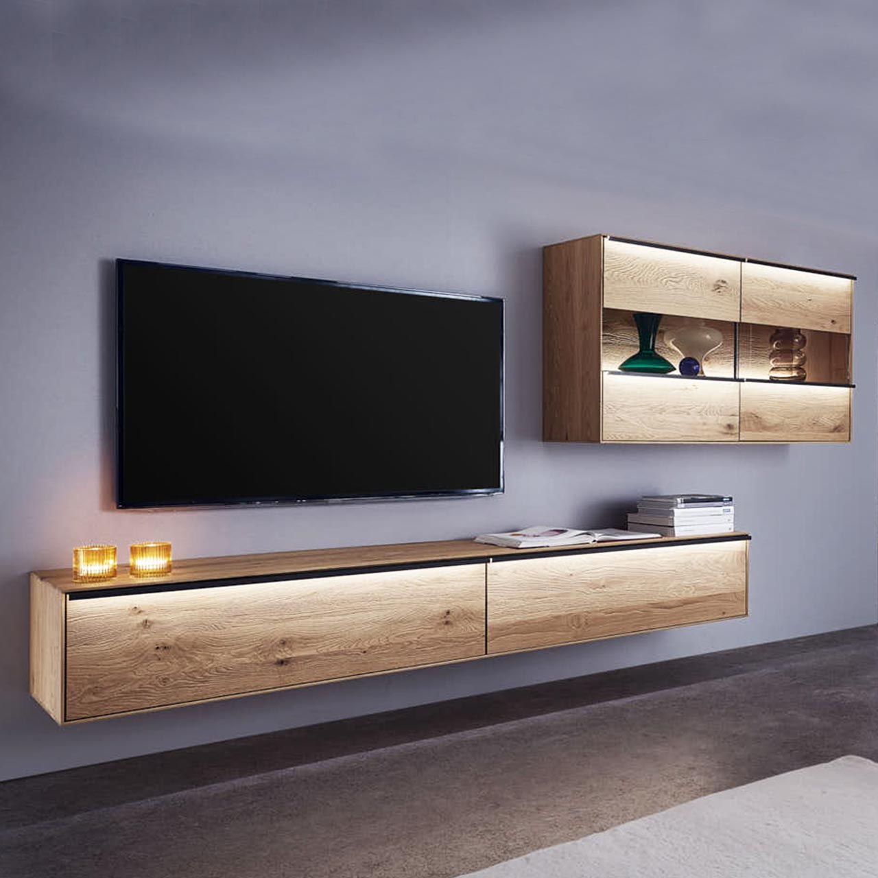 hartmann_ANEA_8530_Wohnwand_V26 Wohnzimmer mit schlichter Massivholzwohnwand