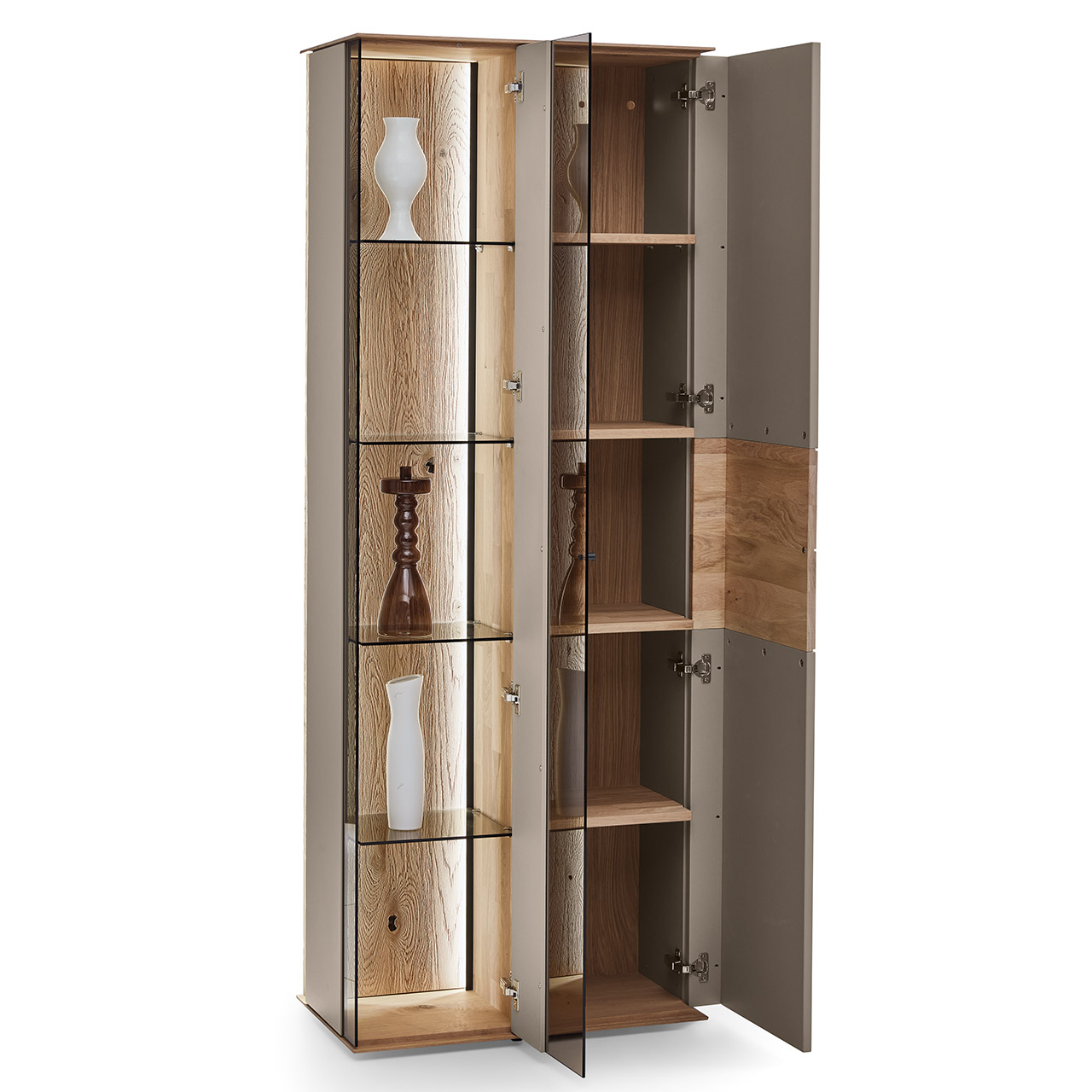 Moderne Vitrine aus massiver Kerneiche Natur mit Lackfronten in Sand. Mit geöffneter Glas-Lacktür mit sichtbaren Glasböden und beleuchteter Riffholzrückwand links und einer geöffneten Lacktür rechts, darin sichtbar vier Holzeinlegeböden.