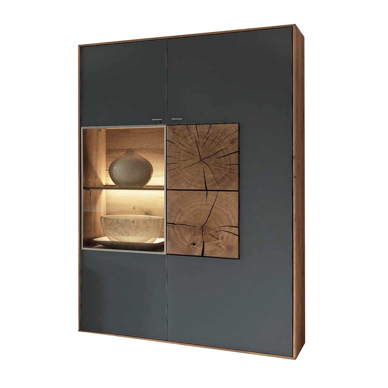 Hartmann CAYA - Hängeelement 7170-7092A re Große, moderne Hängevitrine aus massiver Kerneiche mit Mattglas anthrazit Front mit beleuchteter Glastür links und einer Mattglas Anthrazit Tür mit zwei rechteckigen Hirnholzscheiben rechts.