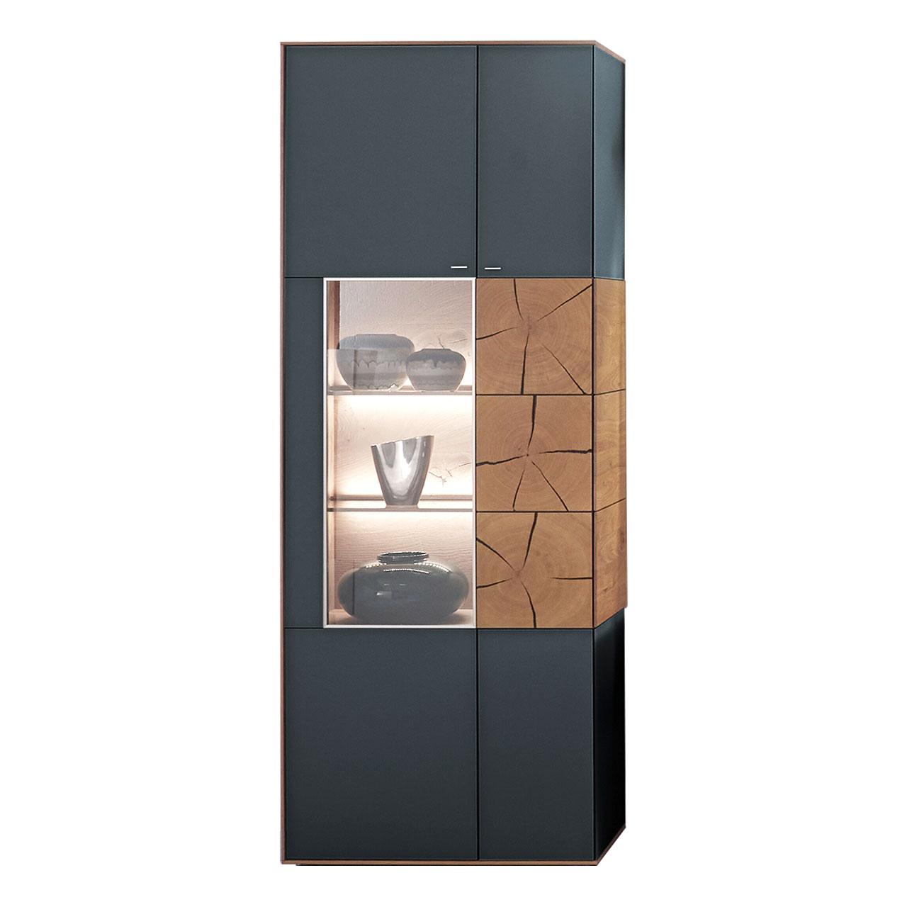 Hartmann CAYA - Standvitrine 7170-0087A li. Moderne Standvitrine aus massiver Kerneiche mit Mattglas anthrazit Front. Links mit Glastür, rechts mit Holztür mit Mattglas anthrazit Front und drei dekorativen Hirnholzscheiben.