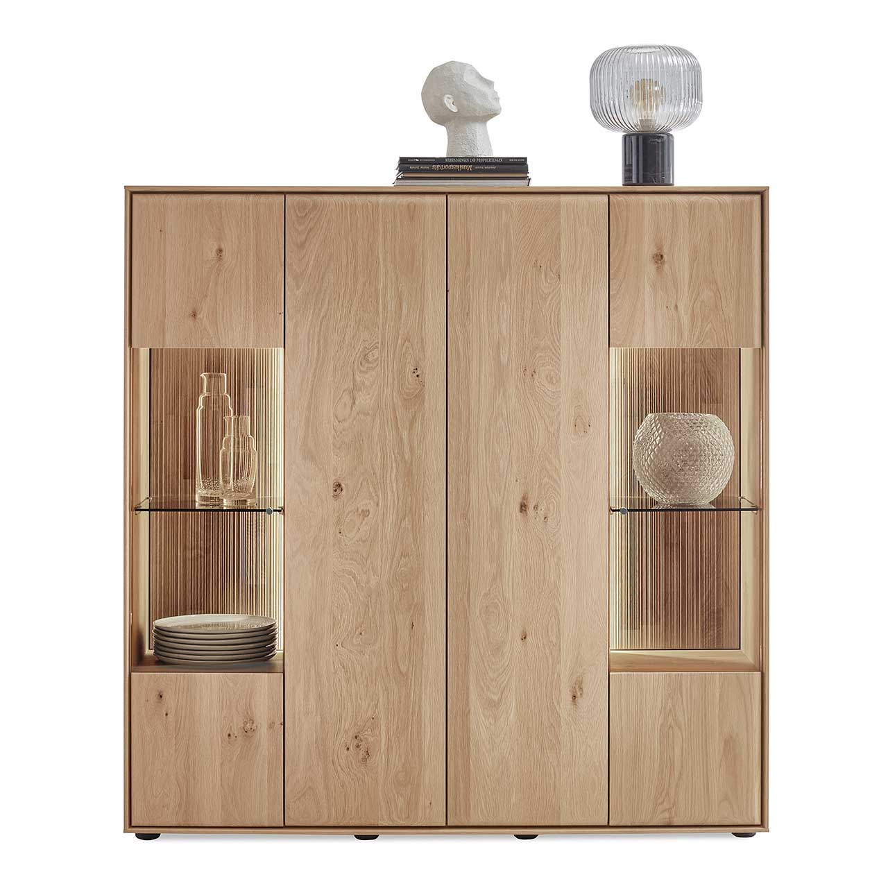 Modernes 4-türiges Highboard aus massiver Kerneiche Natur mit zwei Glas/Holztüren rechts und links und mittig mit zwei schlichten Holztüren - in Frontansicht. 