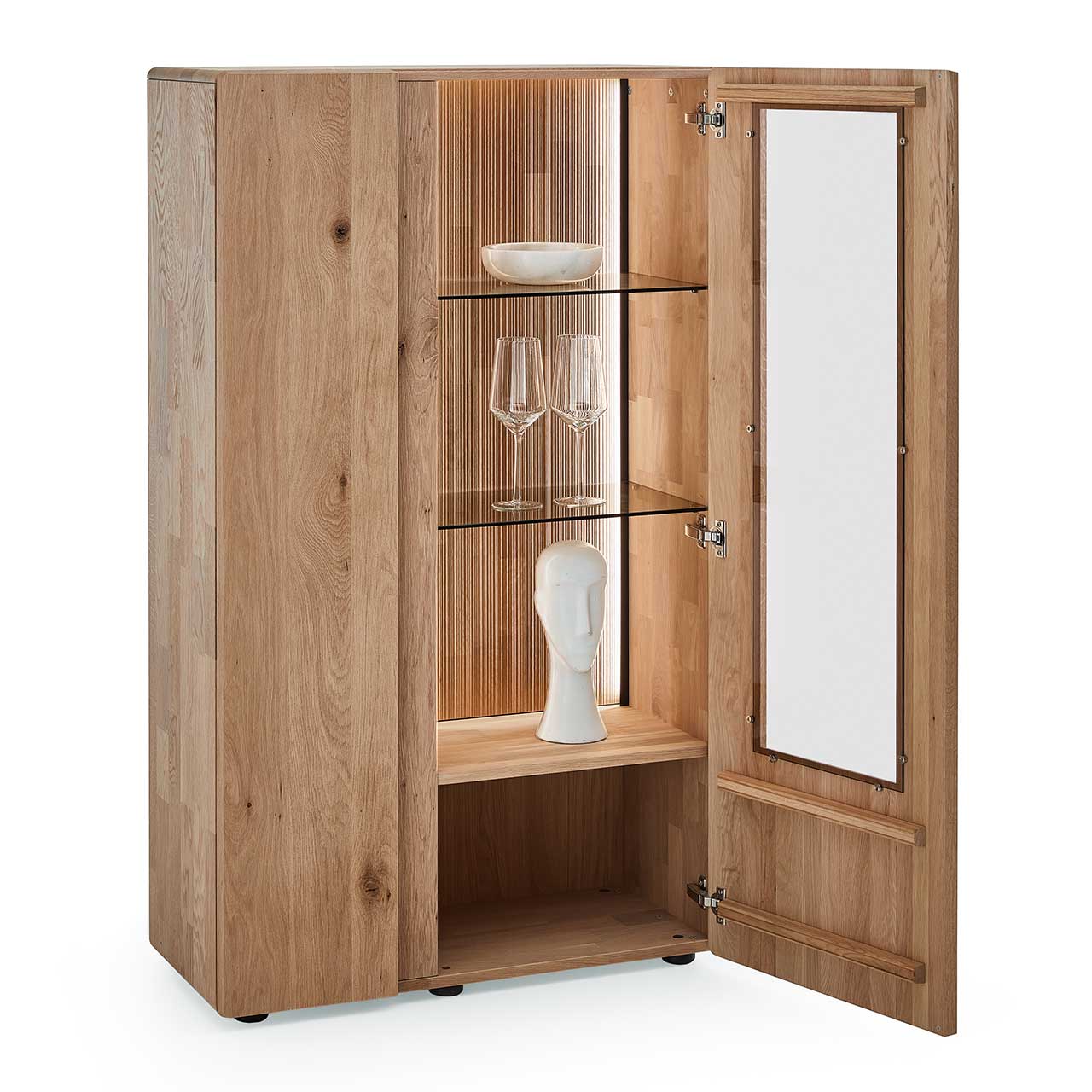 Edles Highboard aus massiver Kerneiche Natur mit einer Holztür links und einer offenen, beleuchteten Glas-/Holztür rechts, dahinter sichtbar die edel geschroppte Rückwand und zwei Glasböden sowie ein Nischenfach unten.