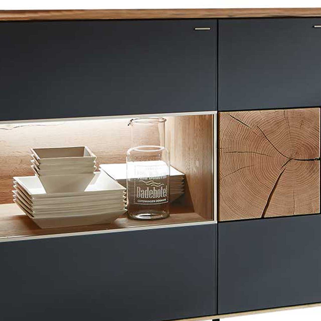 Detailbild einer Vitrinenbeleuchtung am CAYA Sideboard.