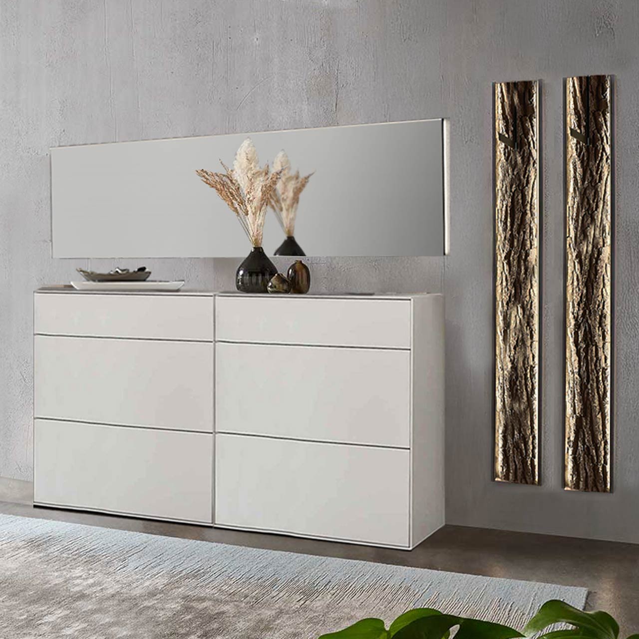 Moderne fünfteilige Garderobe aus massiver Kernbirke weiß lackiert: Zwei Stauraumschränke mit Schubkästen und Klappen, zwei Garderobenpaneele mit je einer Kleiderstange und Rinden-Akzent und ein langer Wandspiegel.