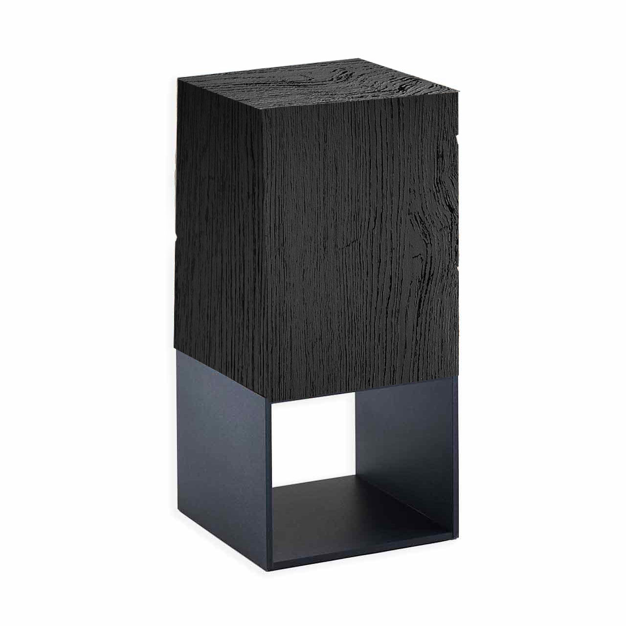 Quadratischer Beistelltisch mit massivem Aufsatzblock aus Kernesche anthrazit und dunklem Metallgestell, das auch als Ablage nutzbar ist.