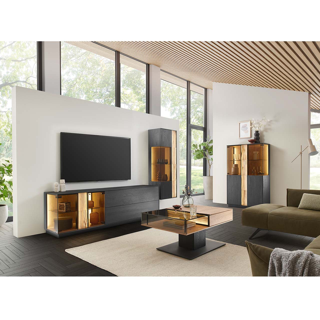 Moderne Wohnwand mit Materialmix aus Lack anthrazit mit Spaltholz-Akzenten und Parsolglas-Vitrinenausschnitten