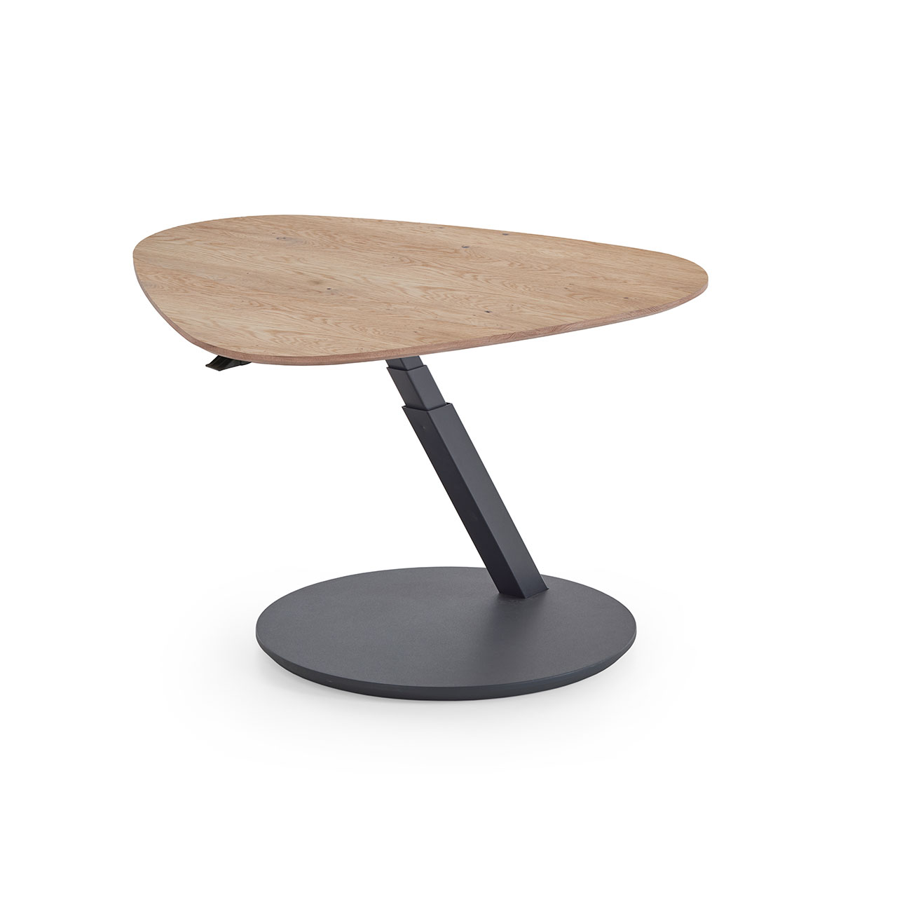 Höhenverstellbarer Couchtisch mit asymmetrischer, nach oben ausgefahrener Holzplatte in klassischer Kerneiche. Schräg nach oben verlaufende Metallsäule und runde Bodenplatte in Holz anthrazit.