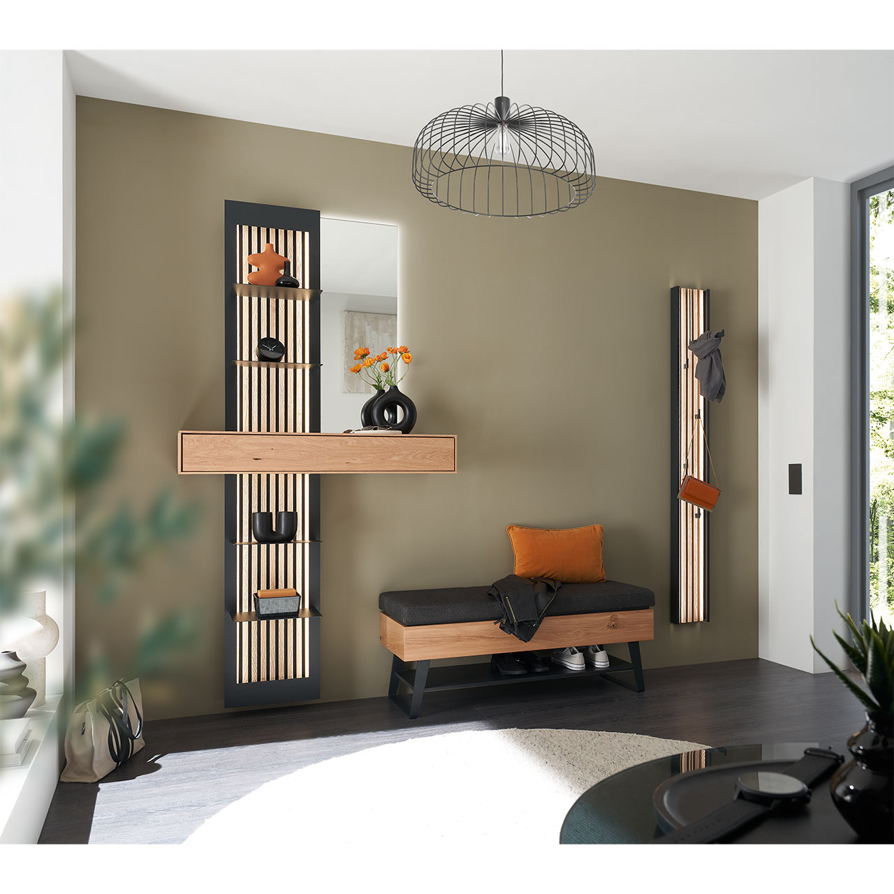 Flur mit modernen Garderobenmöbeln aus massiver Kerneiche Natur: Ein Regalelement mit Schubkasten, Ablageböden und Holzlamellen, eine Wandgarderobe mit Lamellen-Rückwand und eine Sitzbank auf Metallkufen mit Stauraumfach.