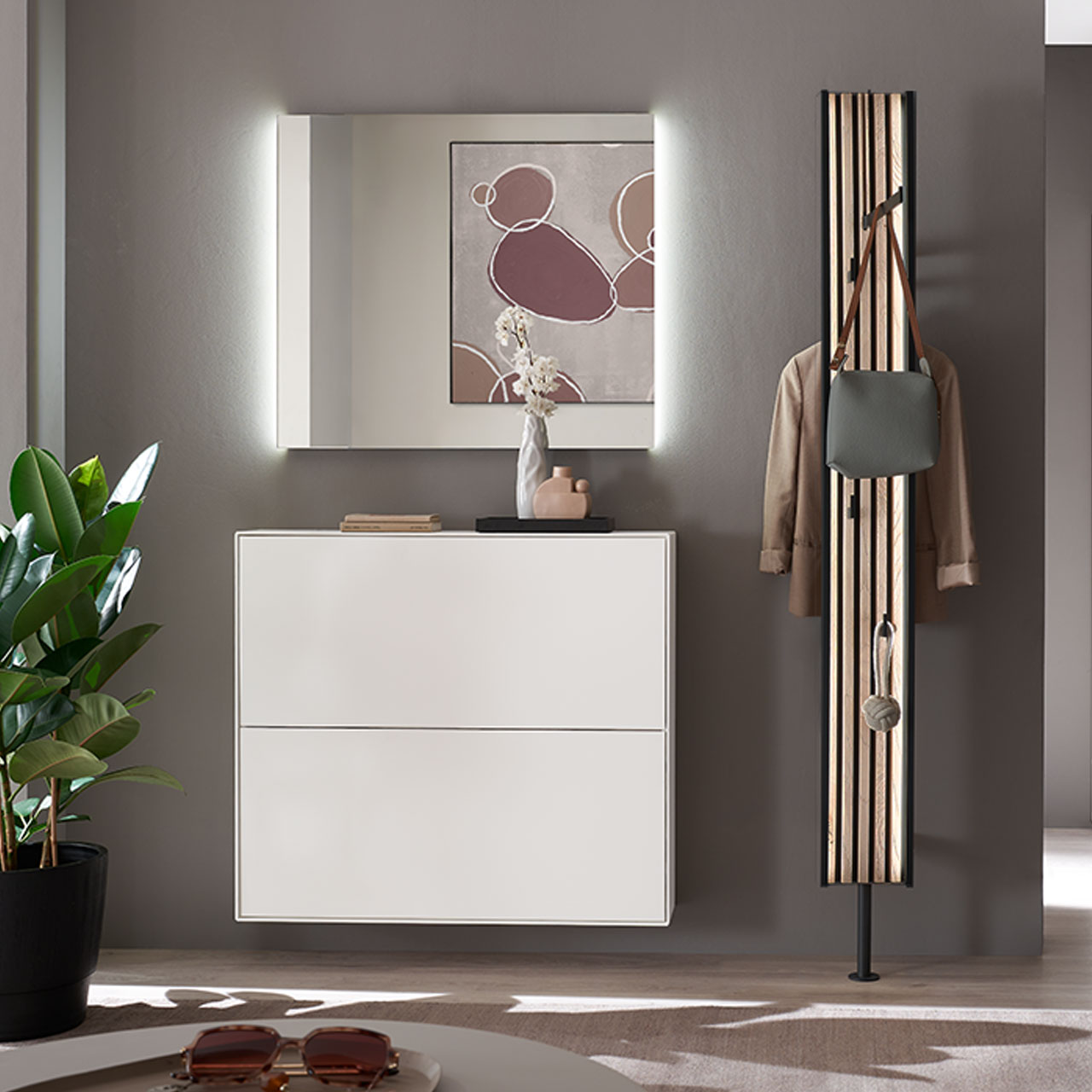 Hartmann SALVO 8550G - Garderobe Nr. V122L - dreiteilig - Kernbirke weiß Lack, Lamellen Moderne dreiteilige Garderobe aus massiver Kernbirke weiß lackiert: Ein hängender Schuhkipper in Lack weiß, ein Garderobenpaneel mit Kleiderstange, Mantelhaken und Lamellen-Akzent und ein rechteckiger Wandspiegel.