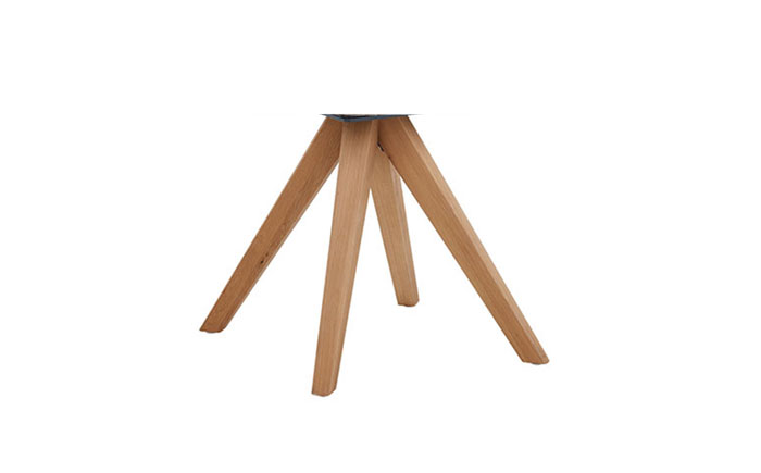 Vier-Fuß Holzgestell in Stativform - Vier nach oben zulaufende Holzfüße. 