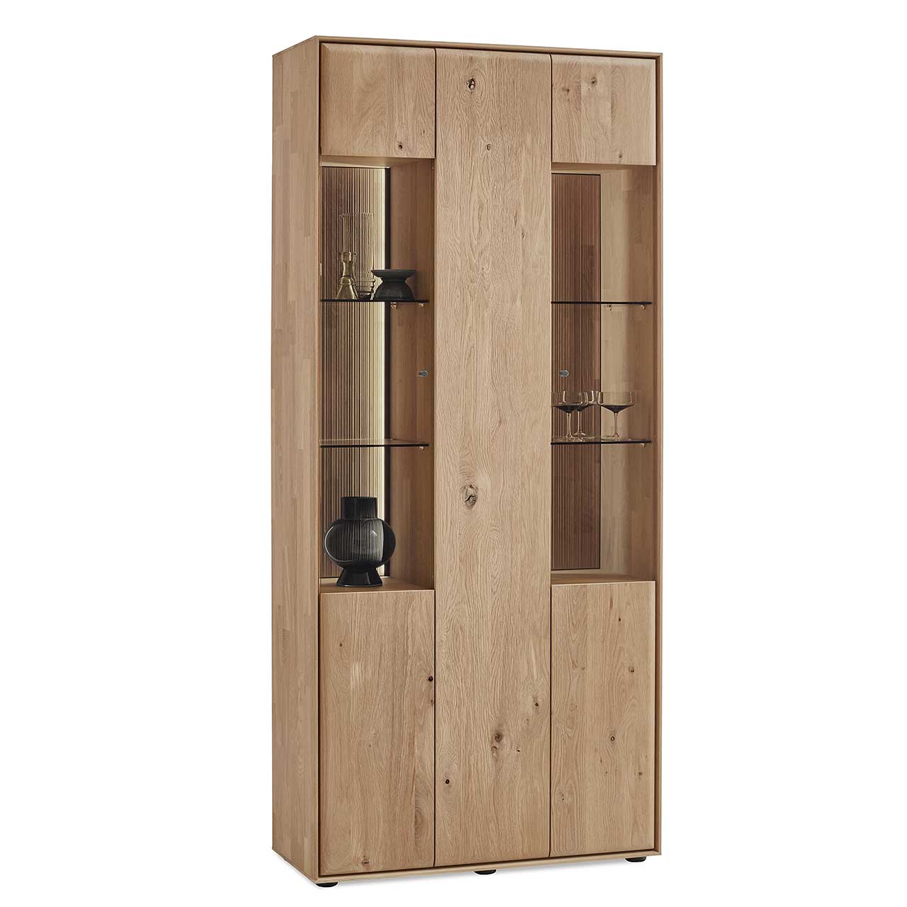 Moderne 3-türige Standvitrine aus massivem Eichenholz mit 2 Glastüren rechts und links und einer Holztür mittig - in Seitenansicht.