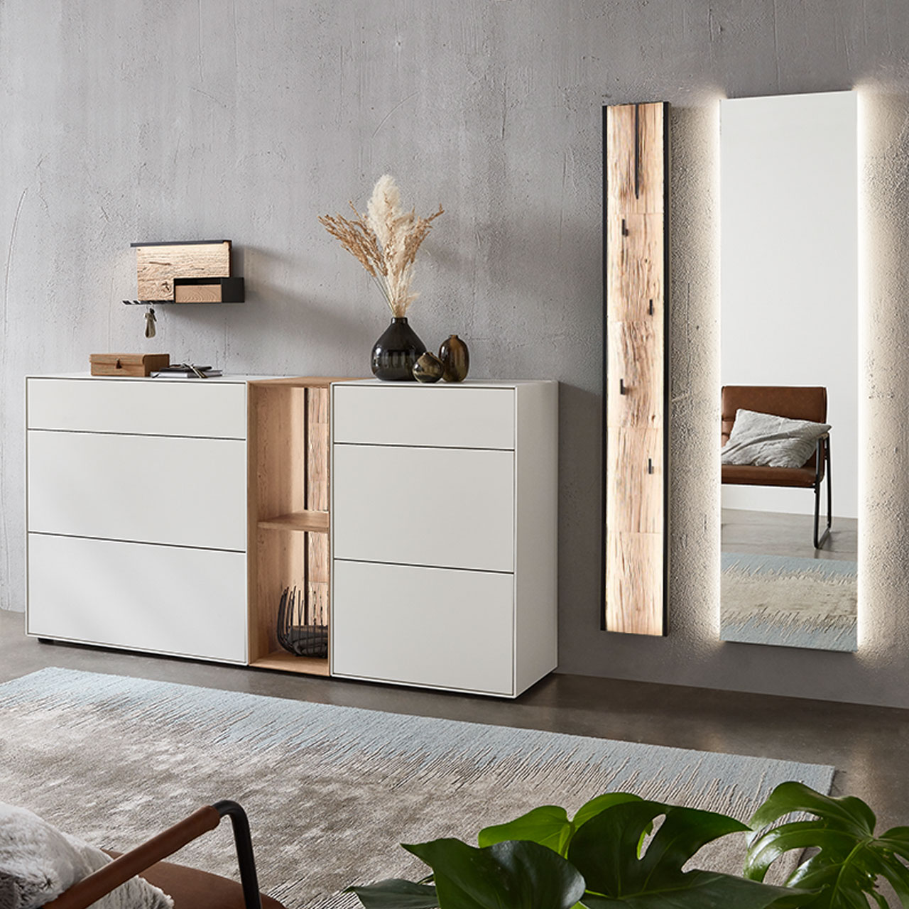 Hartmann SALVO 8550G - Garderobe Nr. V124S - fünfteilig - Kernbirke weiß Lack, Kerneiche Natur, Spaltholz Moderne fünfteilige Garderobe aus massiver Kernbirke und Kerneiche Natur: Regalelement mit Spaltholz-Rückwand zwischen zwei weiß lackierten Stauraumschränken, dazu ein Garderobenpaneel mit Spaltholz-Akzent und ein rechteckiger Spiegel.