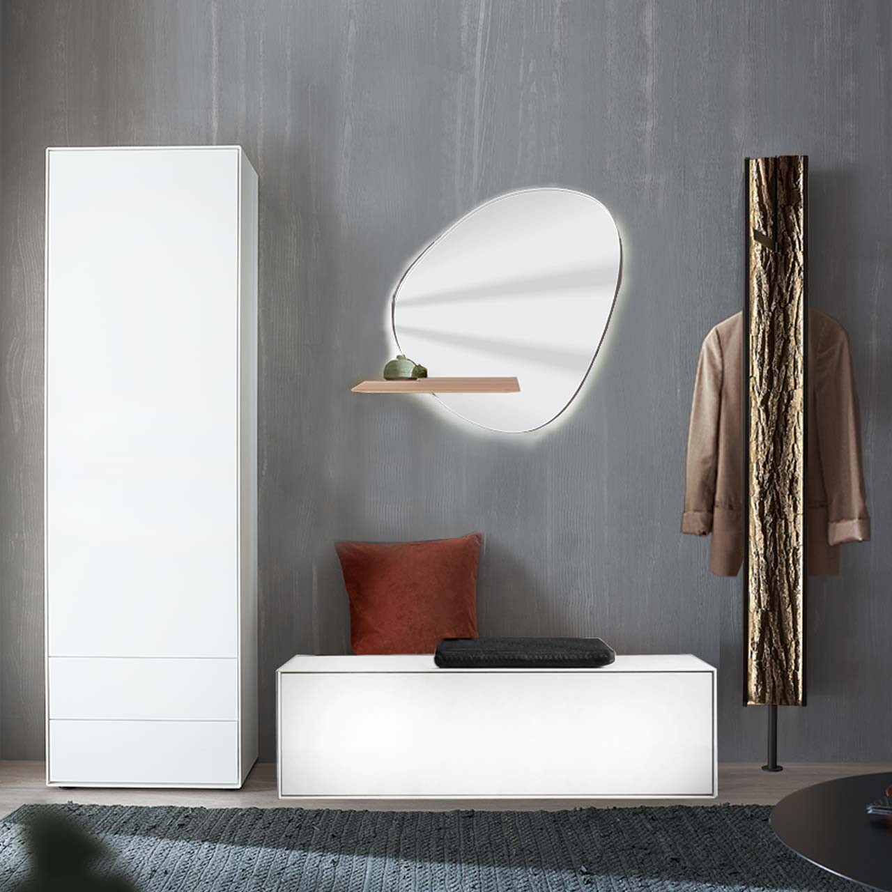 Moderne vierteilige Garderobe aus massiver Kernbirke weiß lackiert: Ein Hochschrank, ein Garderobenpaneel mit Kleiderstange, Ablageböden und Rinden-Akzent, eine Sitzbank mit Klappe und ein asymmetrischer Wandspiegel mit Ablage.